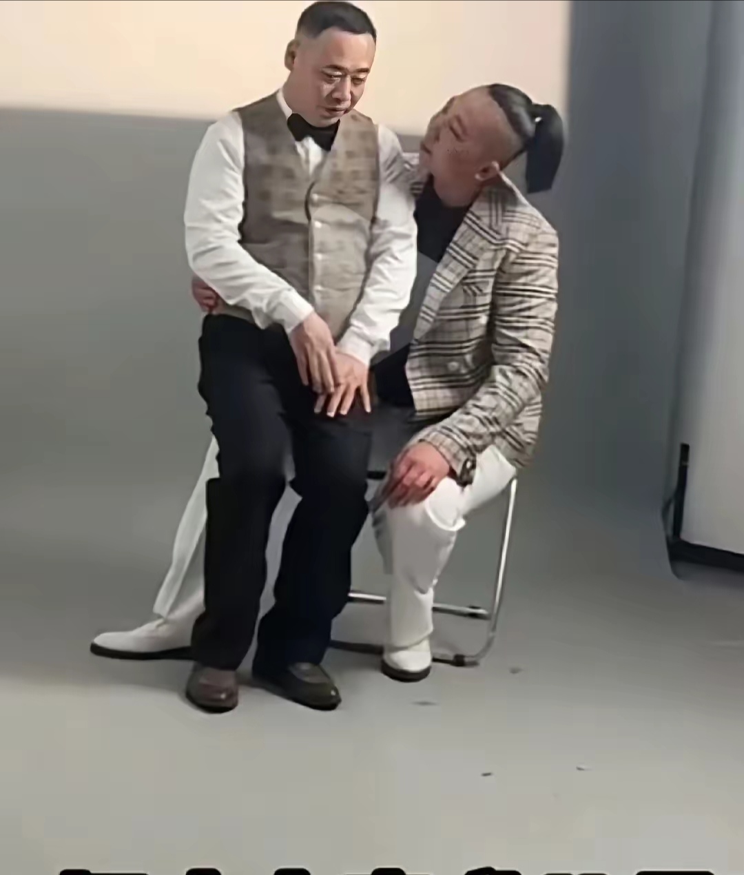 雨姐把头发两边剃了,这发型越看越特别 3,结婚照就可以看出,两人女强