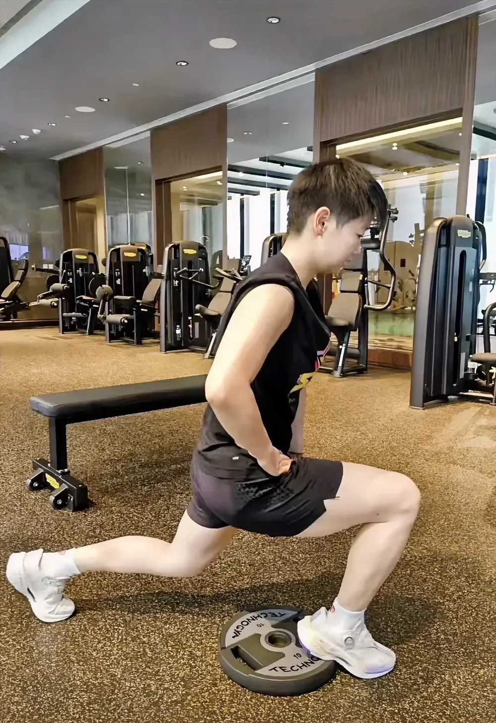 莎莎在健身中展现有力右臂,右胳膊明显比左胳膊粗,可见其训练之刻苦