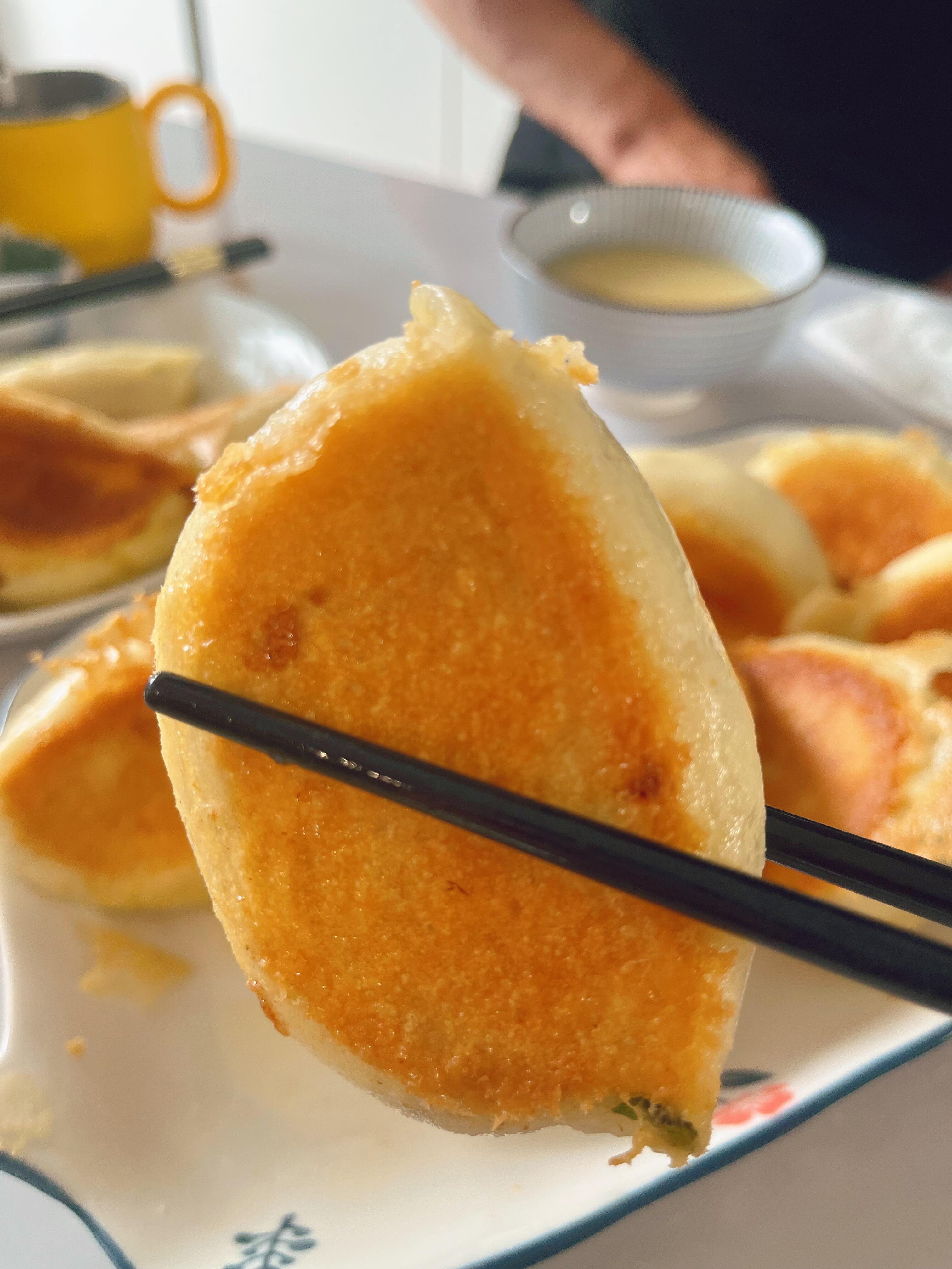 这次包了两种馅韭菜鸡蛋和西葫芦鸡蛋 两种馅都爱
