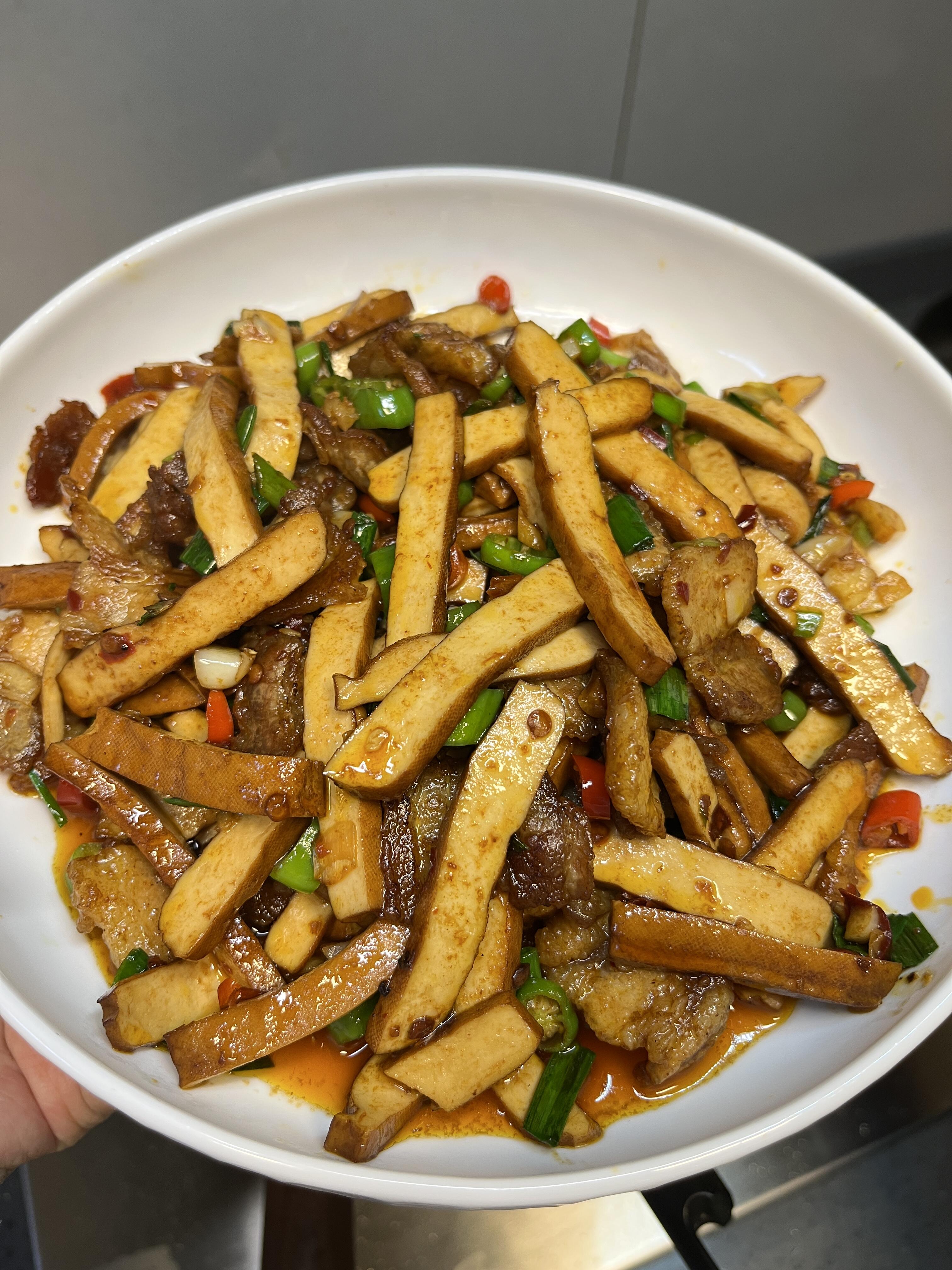 五花肉炒香干真的香得不得了哦～ 香干软软的搭配五花肉真的很不