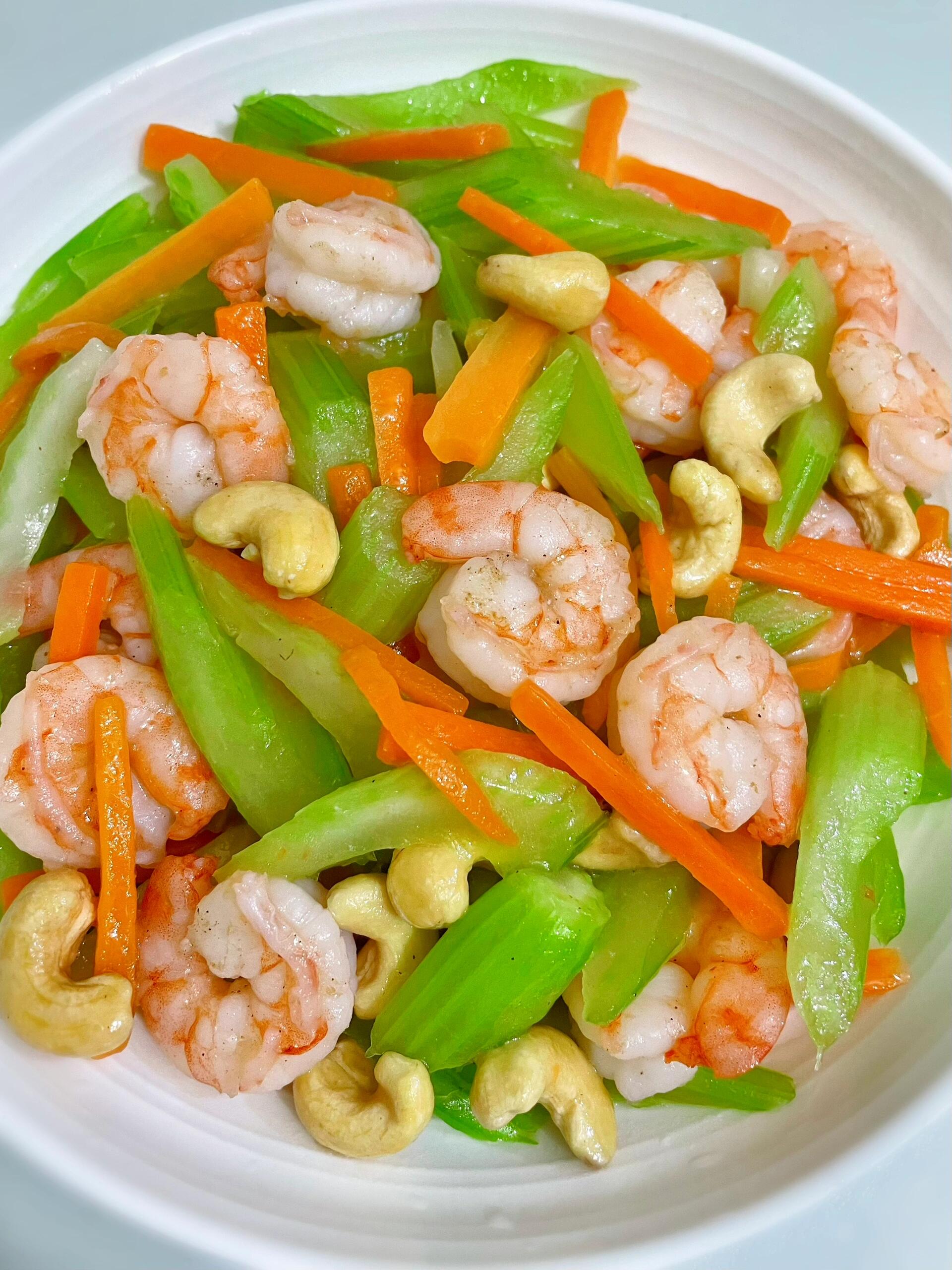 年夜饭必不可少的一道菜,西芹腰果炒虾仁!