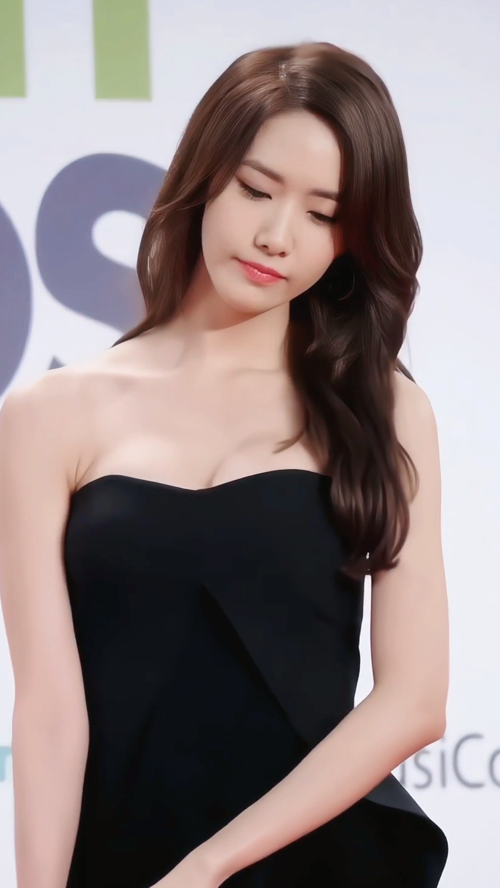 林允儿黑色礼服优雅又不失性感,身材苗条尽显魅力,简直太美了
