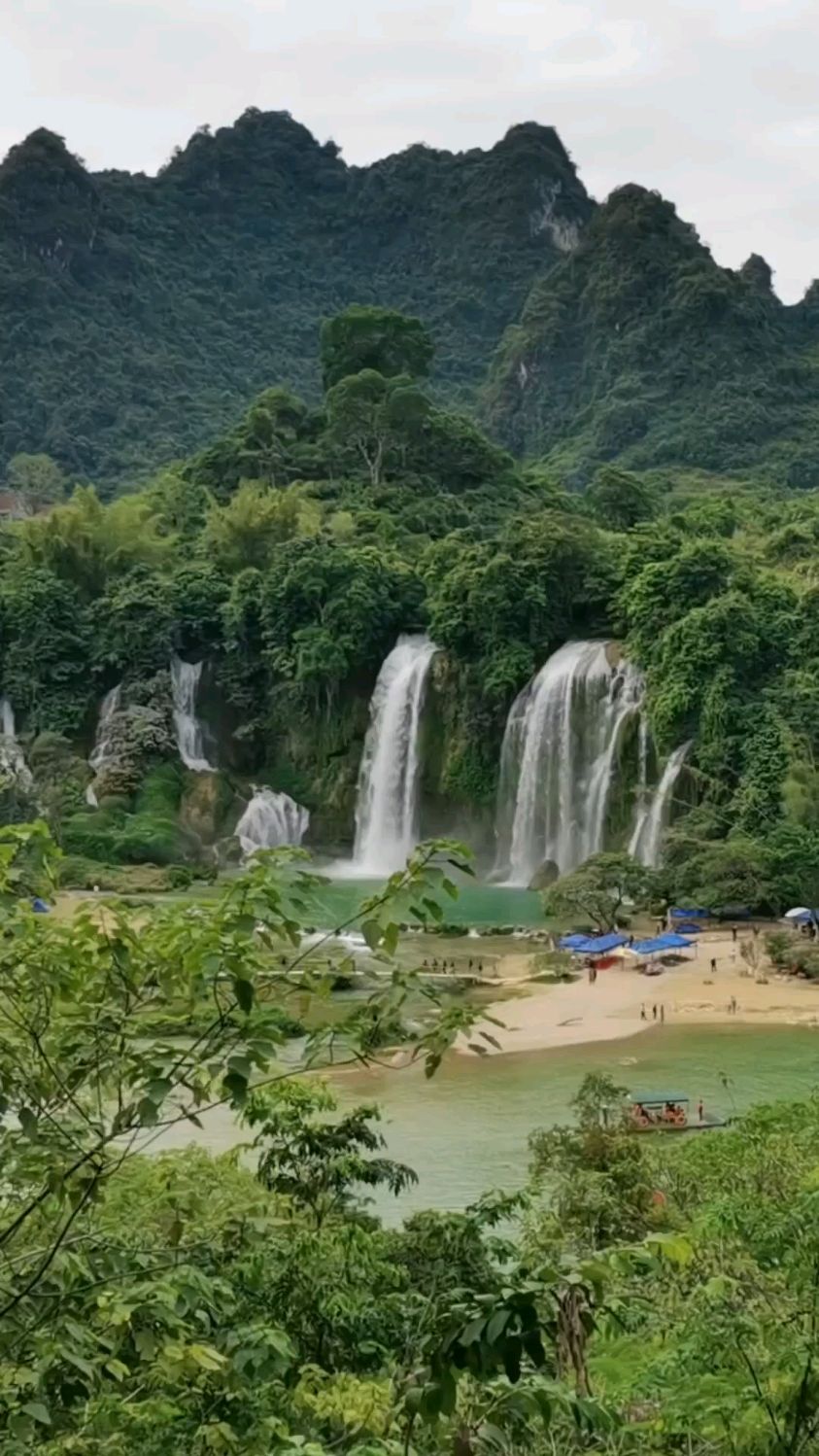 德天跨国瀑布德天跨国瀑布位于中国广西壮族自治区与越南交界处.