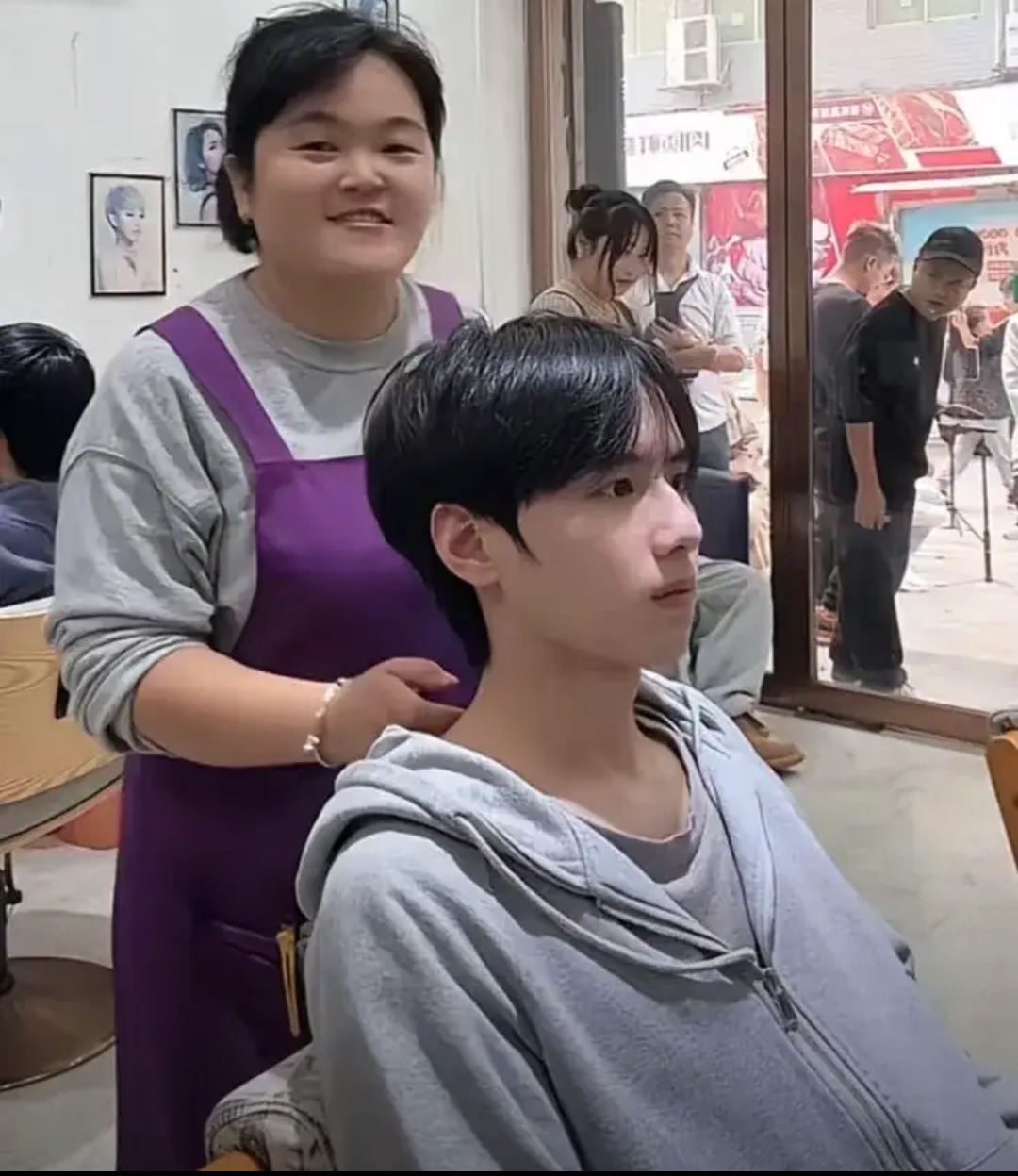 再看看那些锡纸烫狗啃式 还有这个首席那个总监