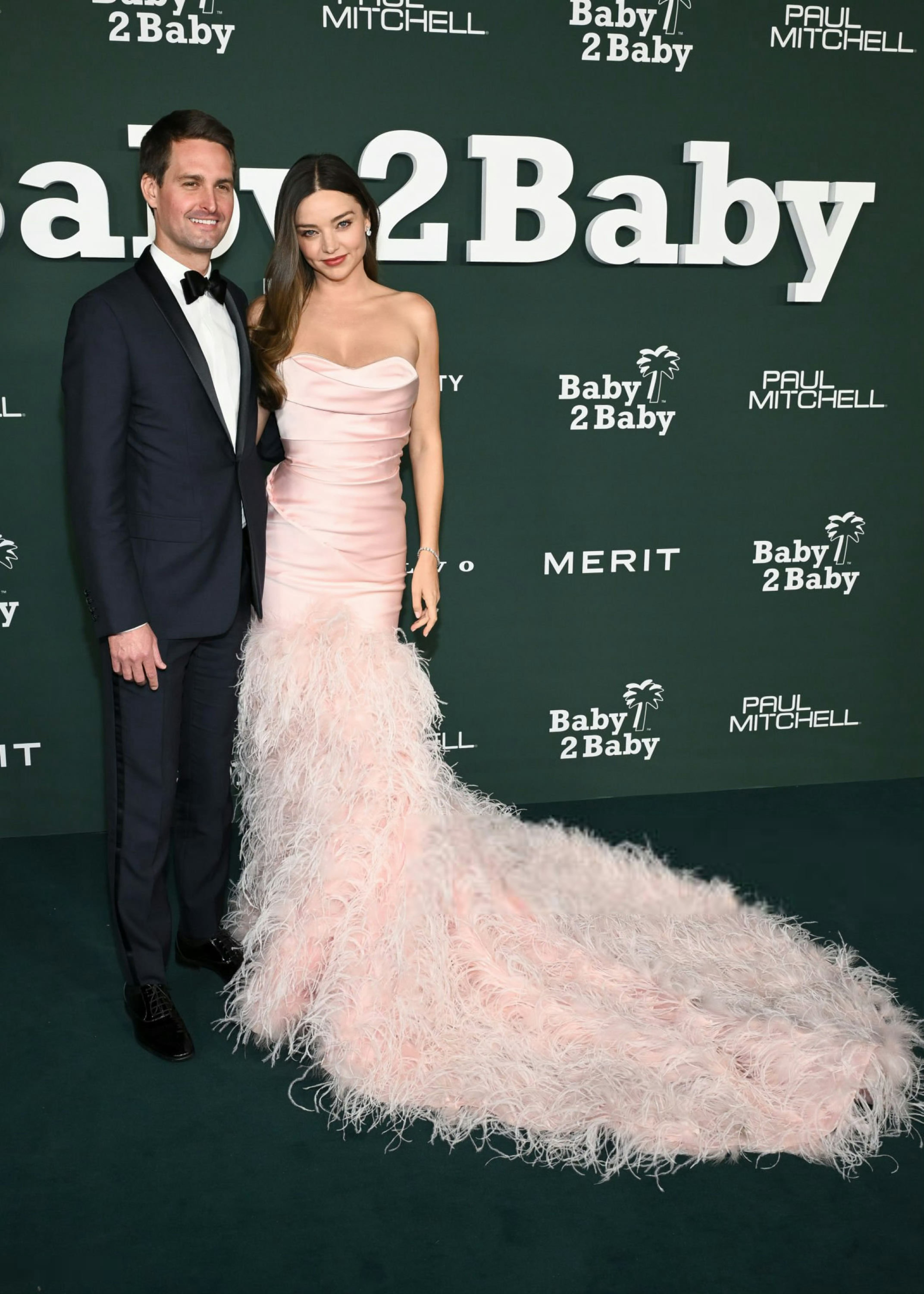 9 日,生完四胎的米兰达·可儿和丈夫一起参加活动