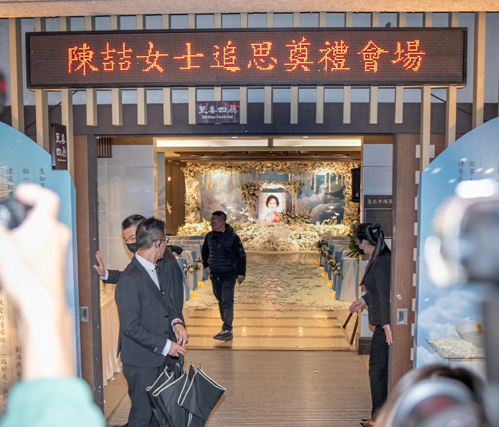 火化后到阳明山安葬. 一个时代的文学风格也就此落幕