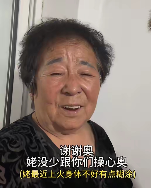 " 现在,全家人每天陪伴在姥姥身边,给予安慰