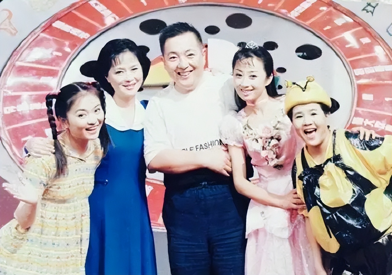 近日,《大风车》里的董浩叔叔发布视频,在寻找当年写过信的小朋友