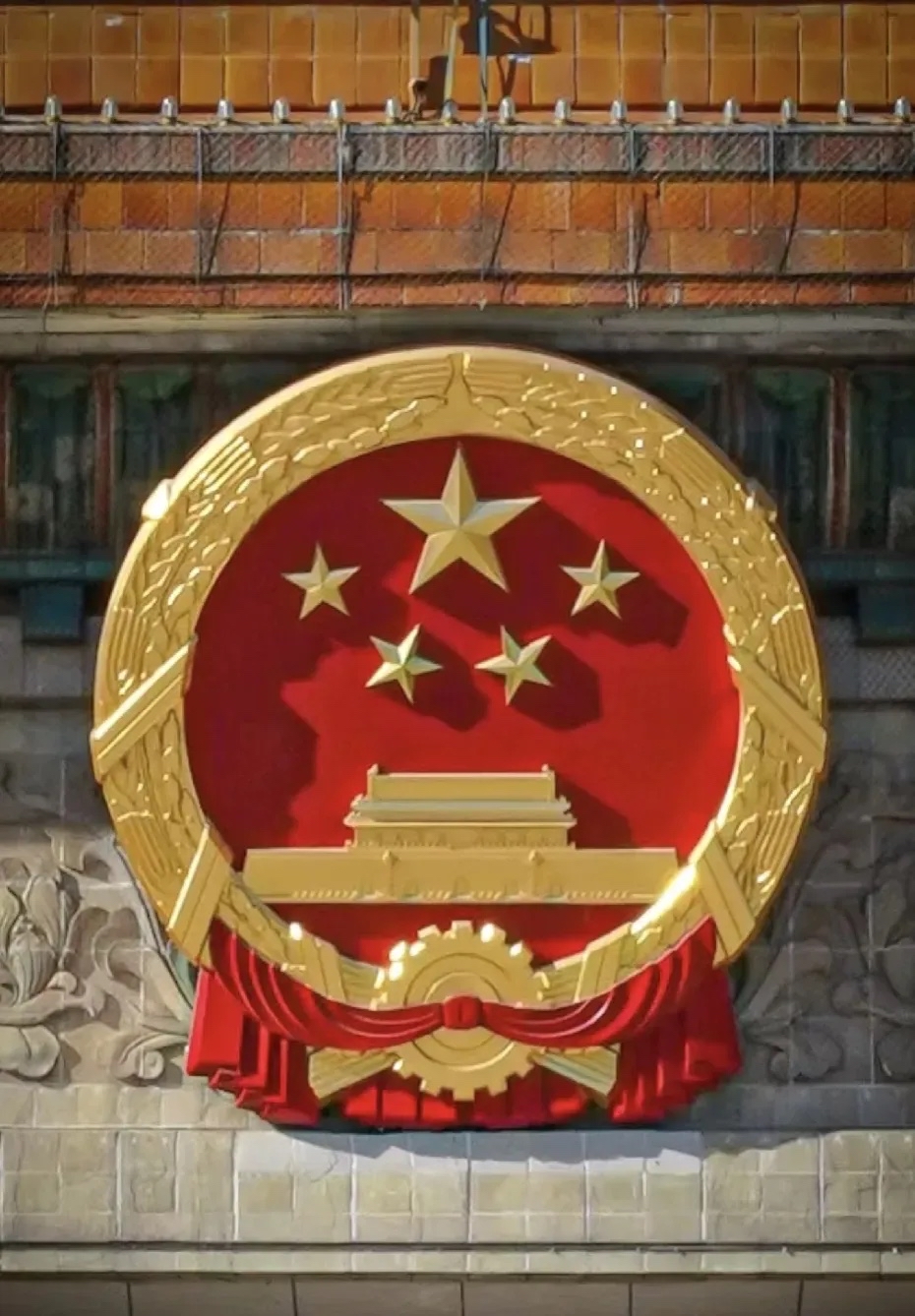 人民币的图案主要由哪些元素构成? 答案:人物头像,风景,国徽等 4.