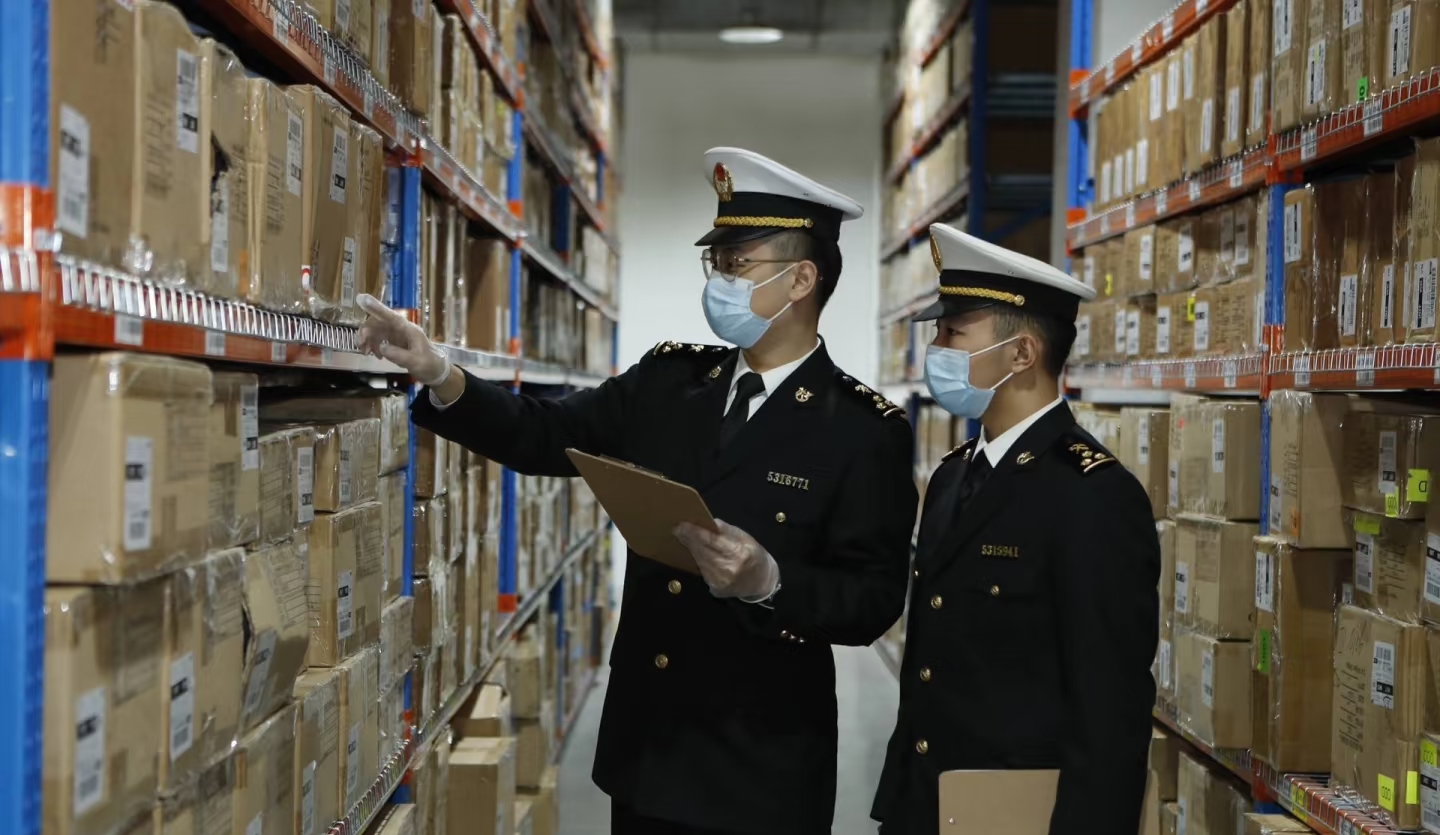 深圳罗湖海关,一名女旅客入境时,东张西望,走路的动作很僵硬.