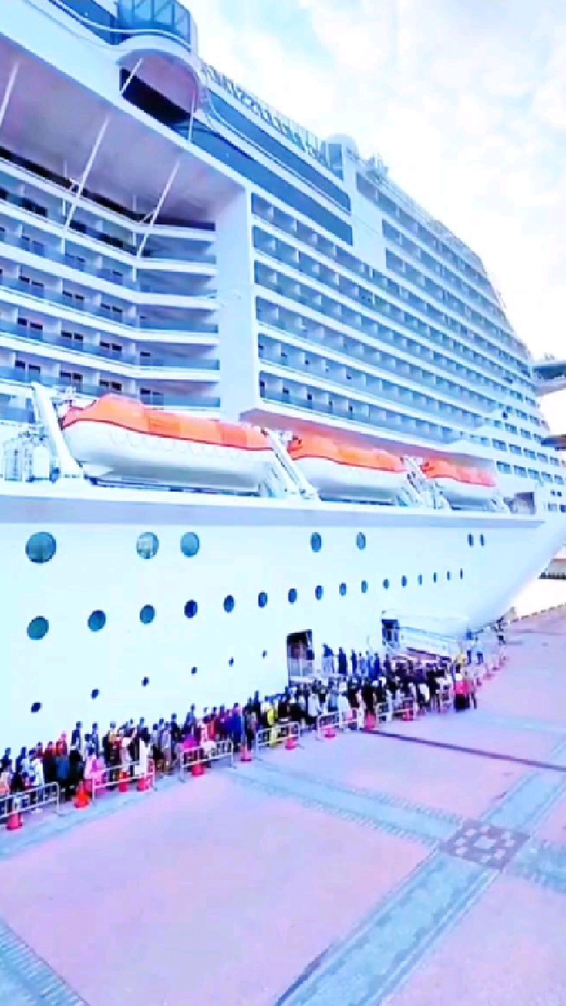 好大的客轮,好像一栋楼房,得装多少乘客呀?