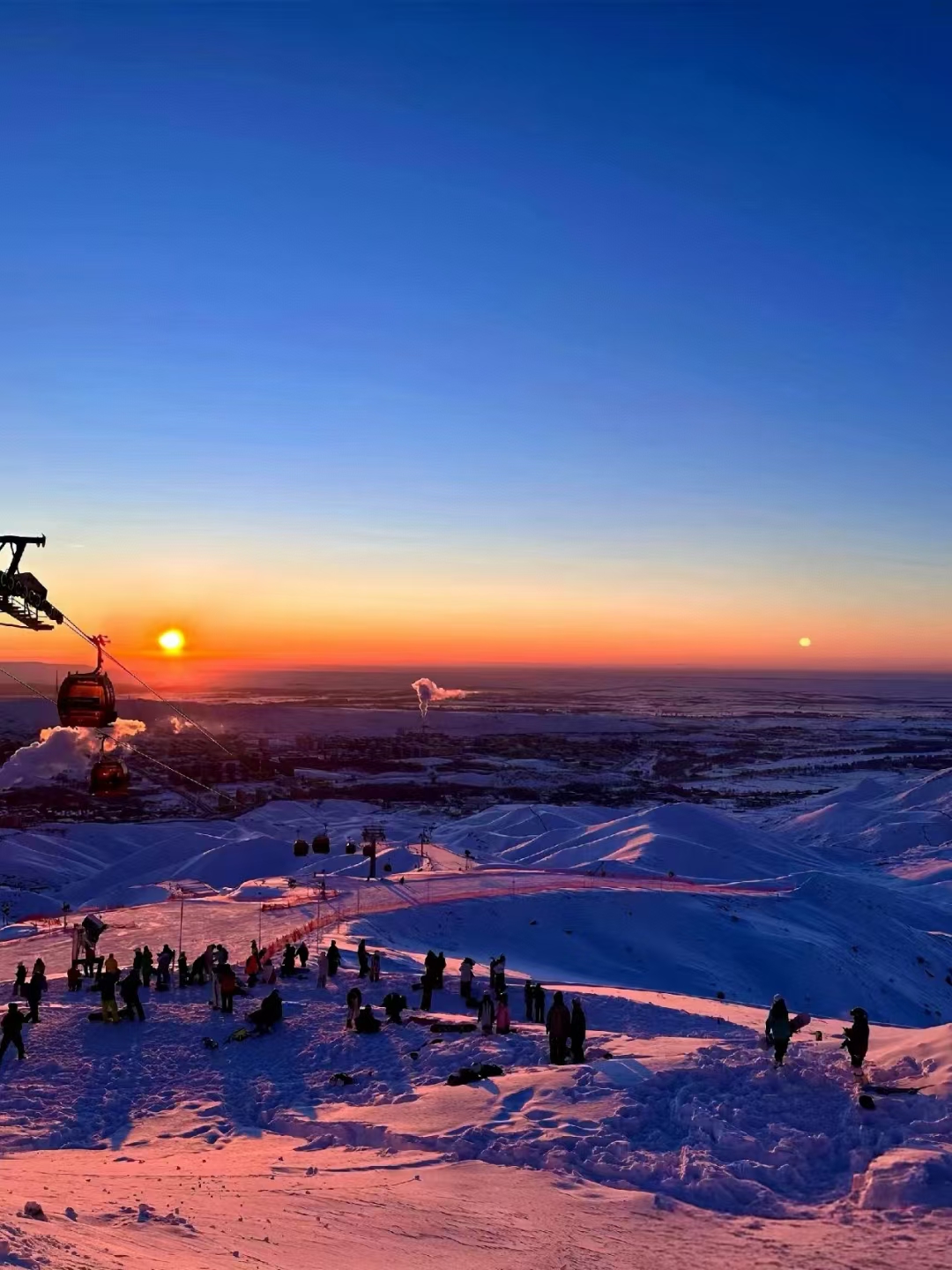 到处都是银装素裹,木屋,雪山,烛光,炊烟.好像身处真实的童话世界