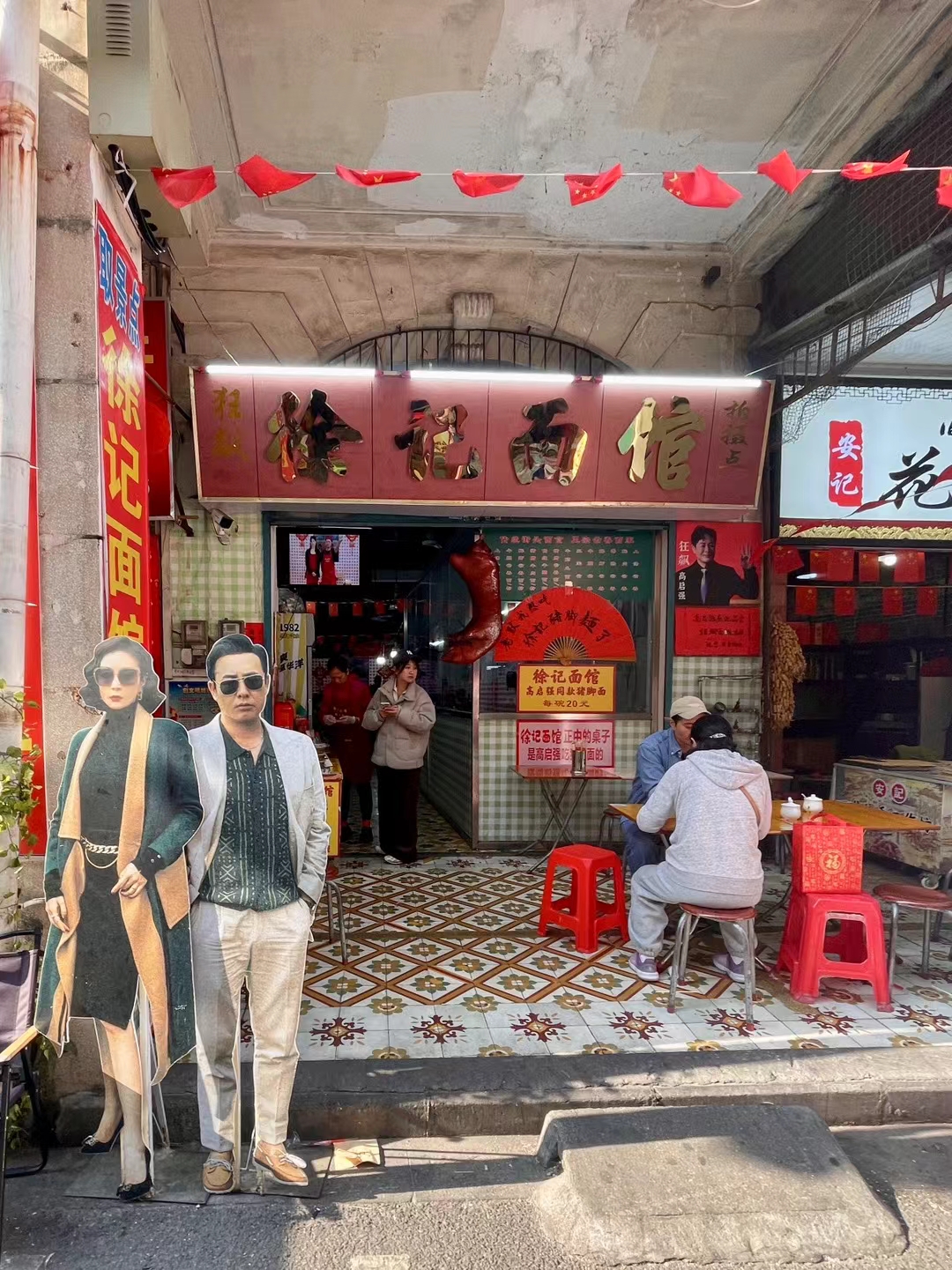 三十三墟街的名字正源于水埠头三十三级青石板梯这里是最具江门韵味