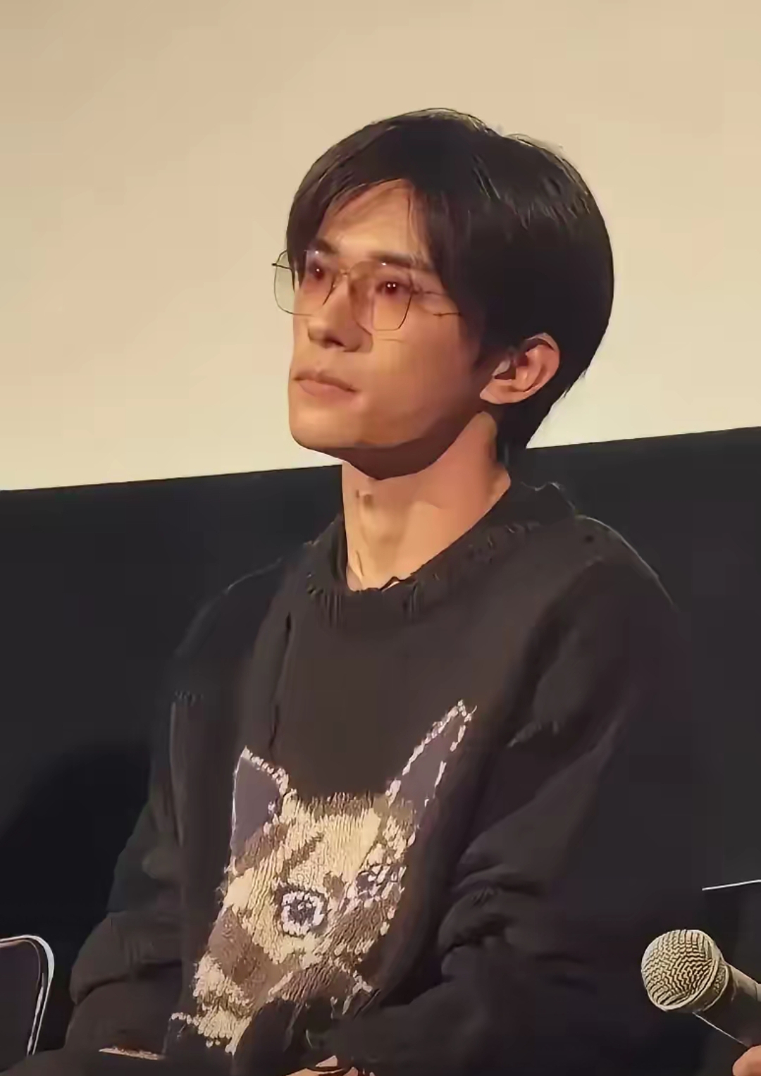 易烊千玺是00后明明才24岁却看着像三四十岁的成熟男人
