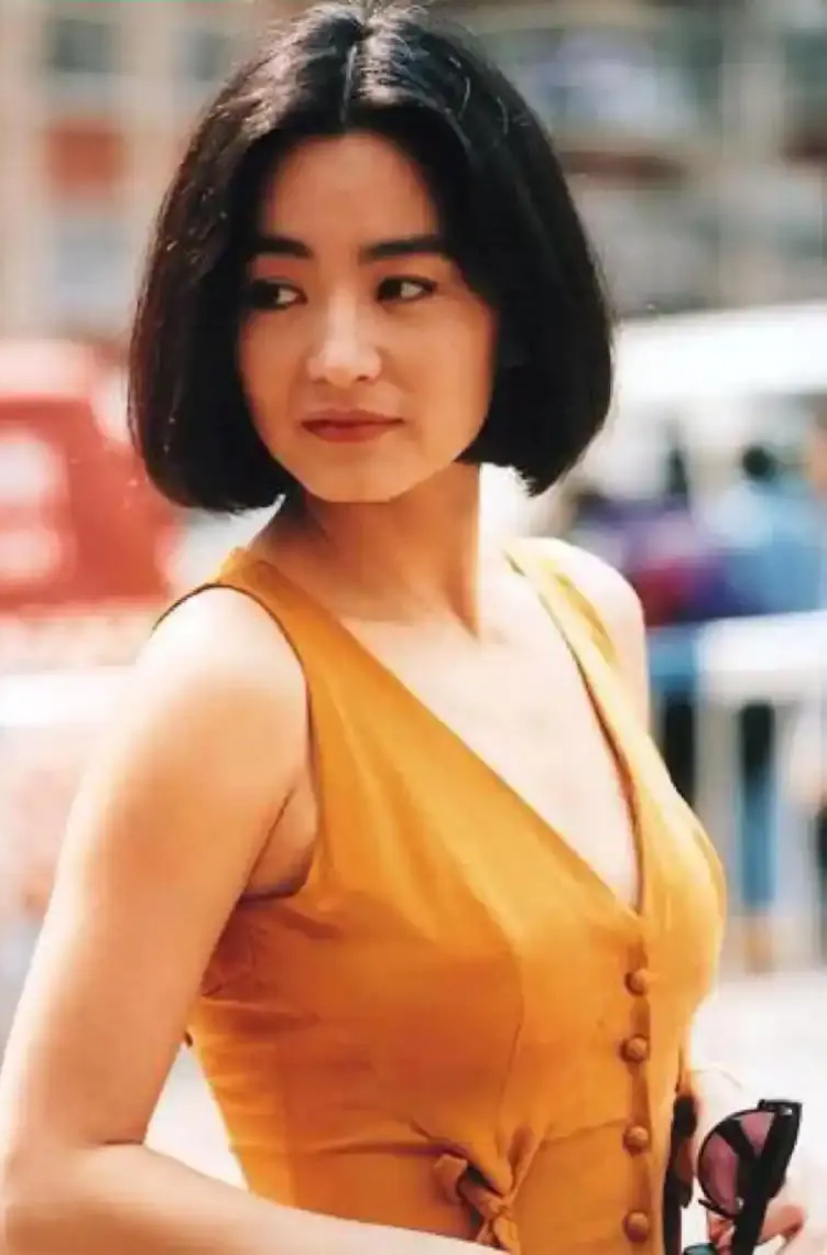 年轻时候的林青霞,被称为绝世美人,不仅身材傲人,拍一些大胆的照片很