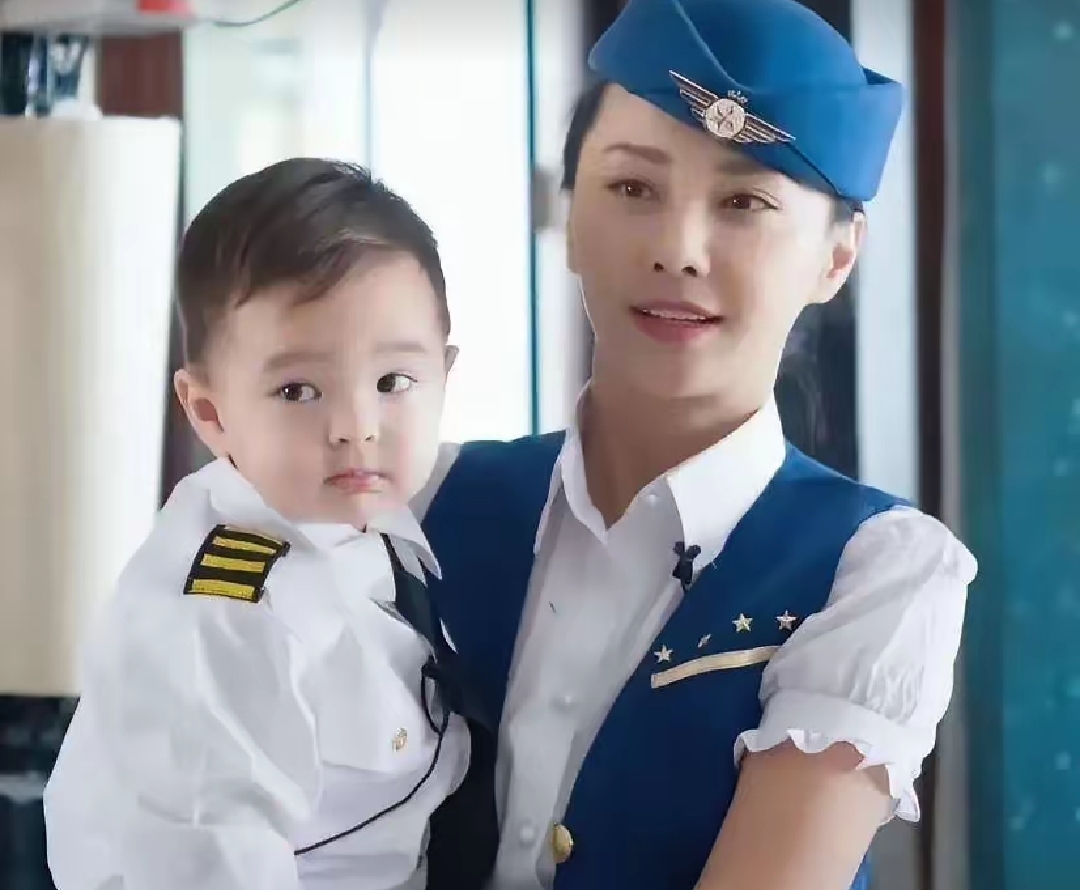 马雅舒的孩子太帅了,一对混血儿! 我女儿长得比较欧美,儿子比较中国.