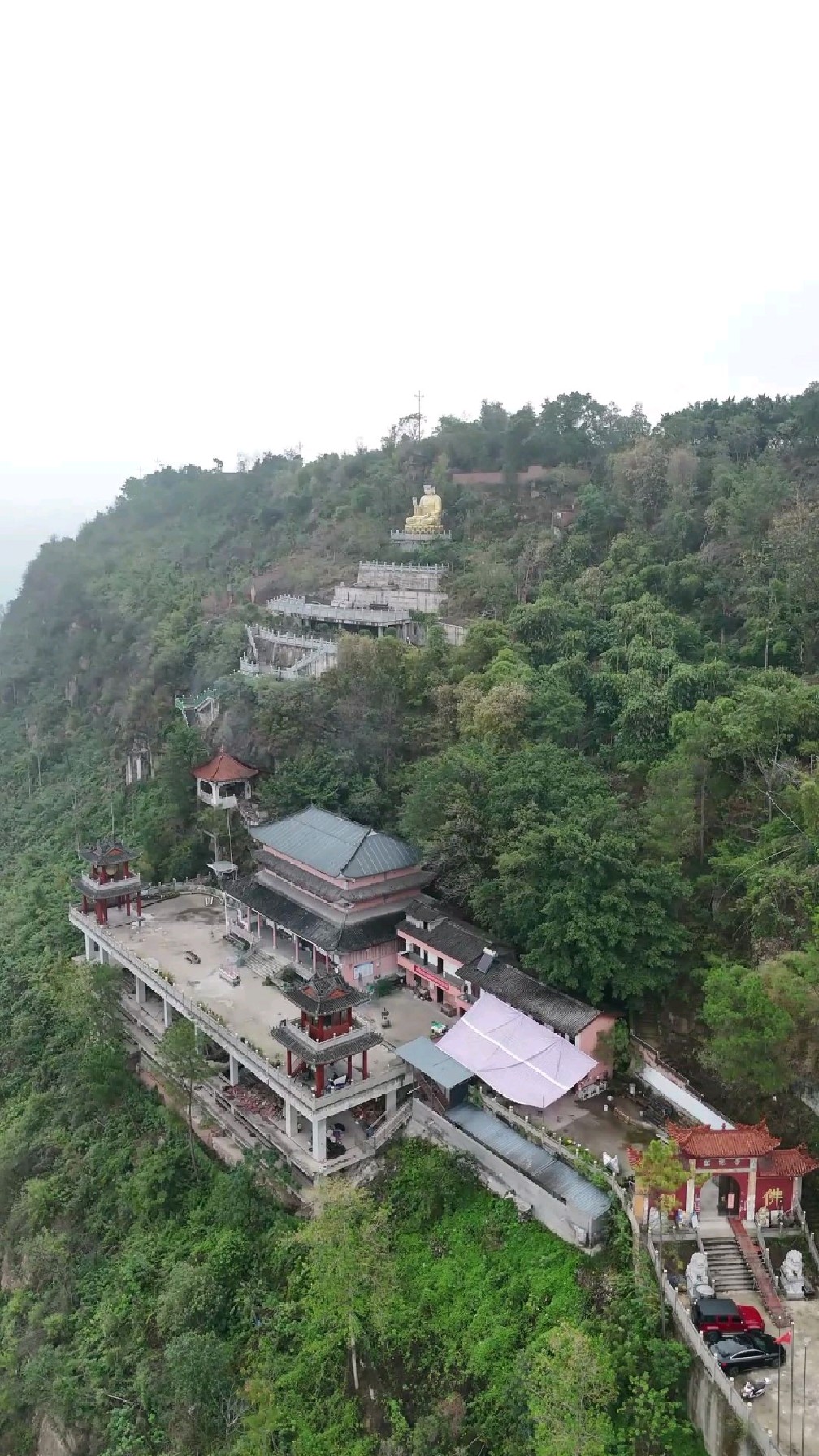 涪陵万佛寺,位于北山坪悬崖边,鸟瞰涪陵城和长江