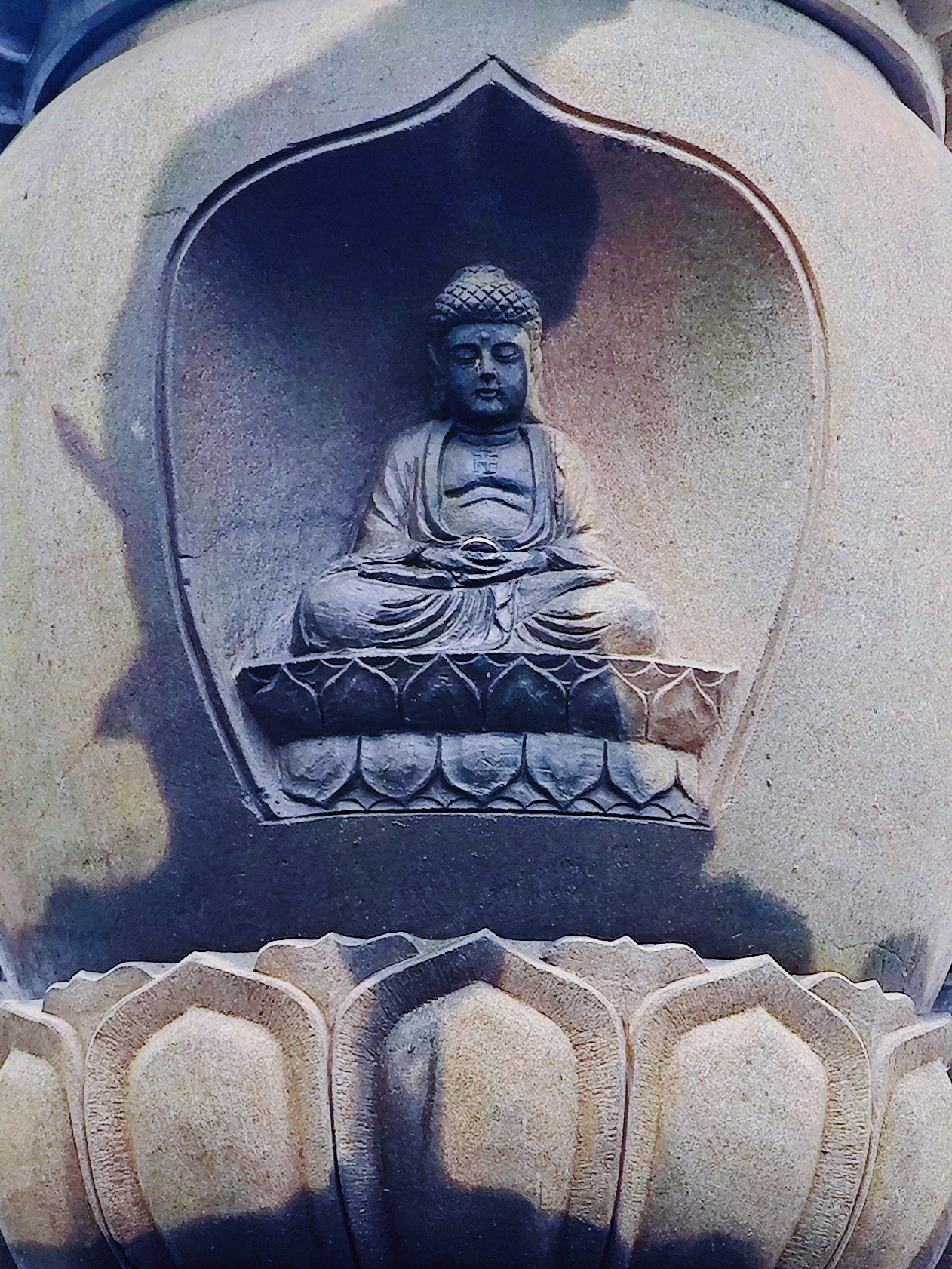 上天竺法喜寺是三天竺中最大的寺院因求姻缘比较灵验近些年深受年轻
