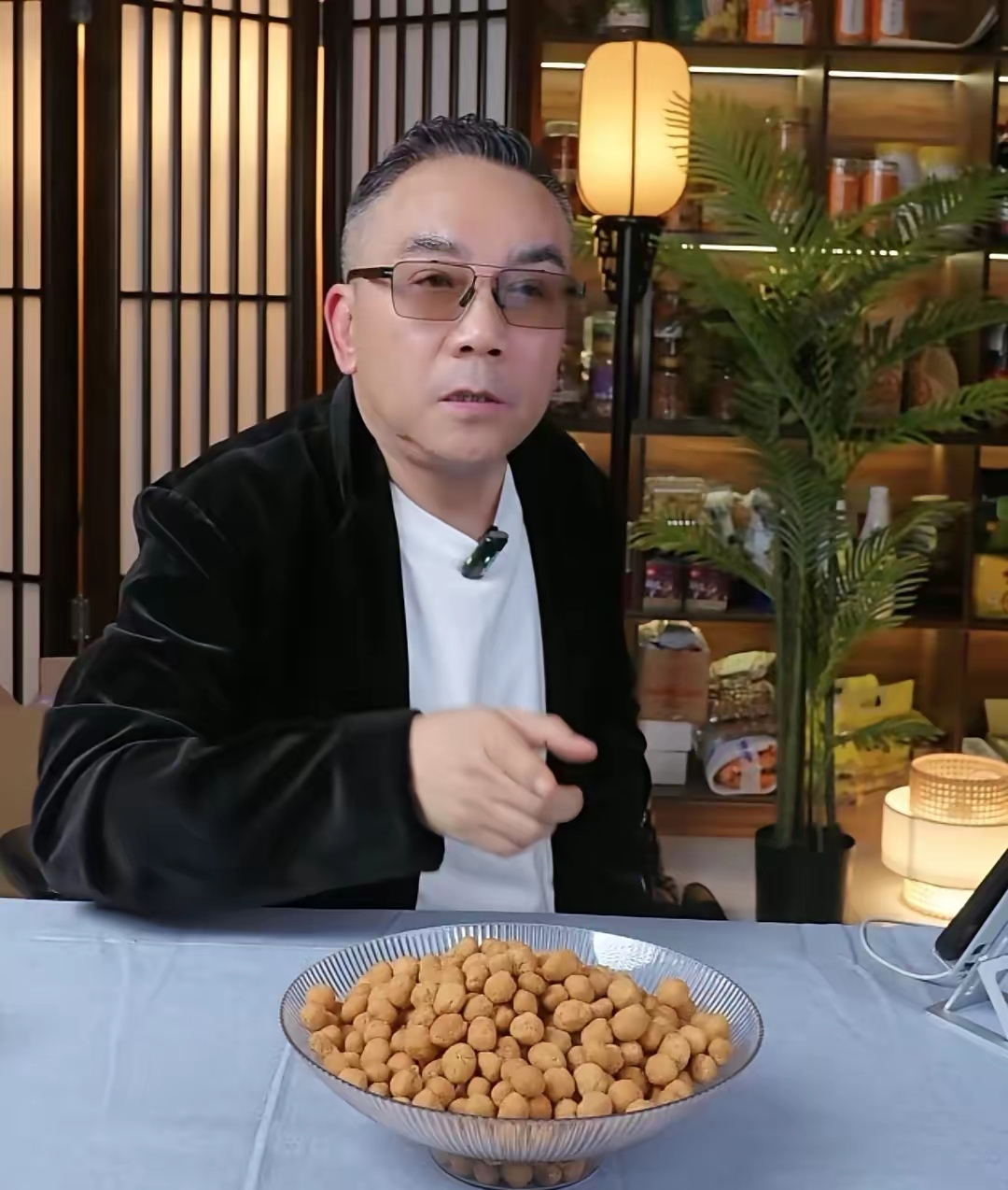 杨议愤懑道我捧你难道还捧出问题了?你身边的人居然来攻击我