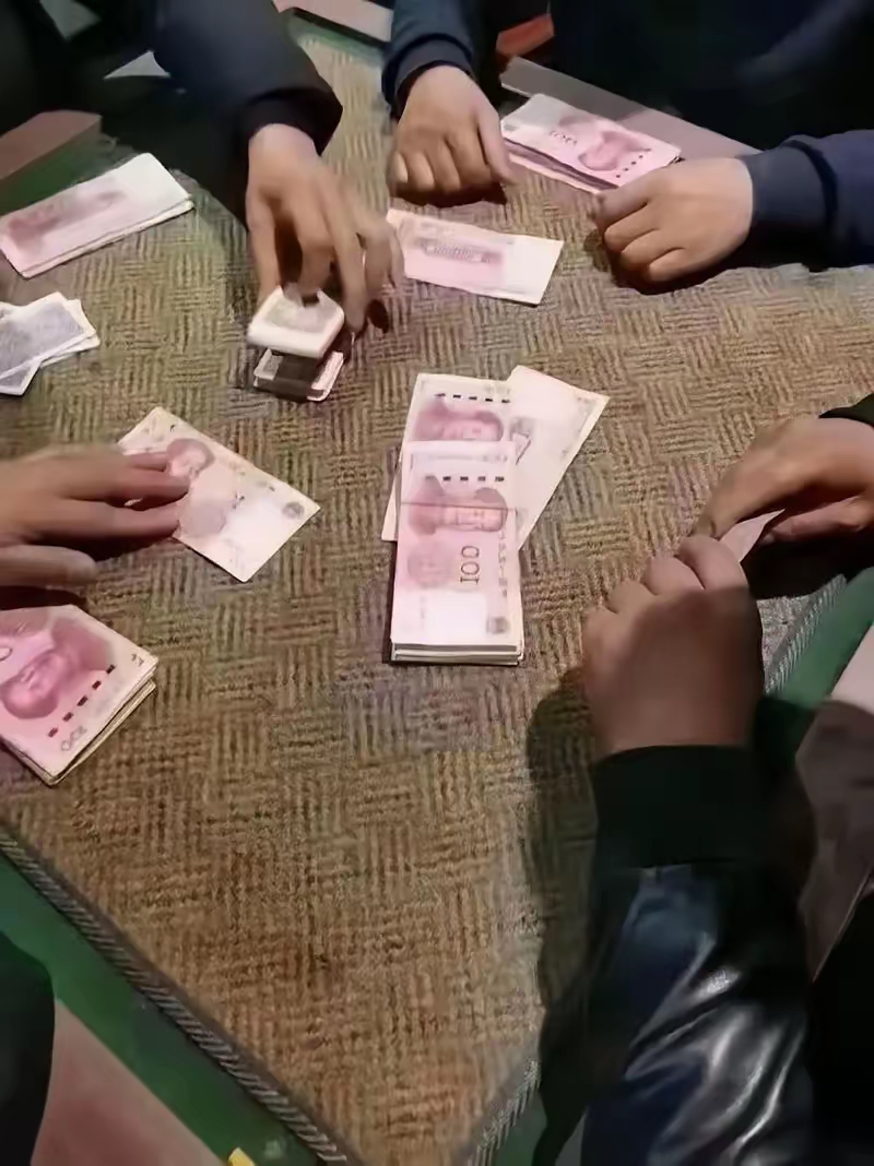 以我们村为例,每到过年,那些在外务工返乡的小老板们便聚在一起赌博