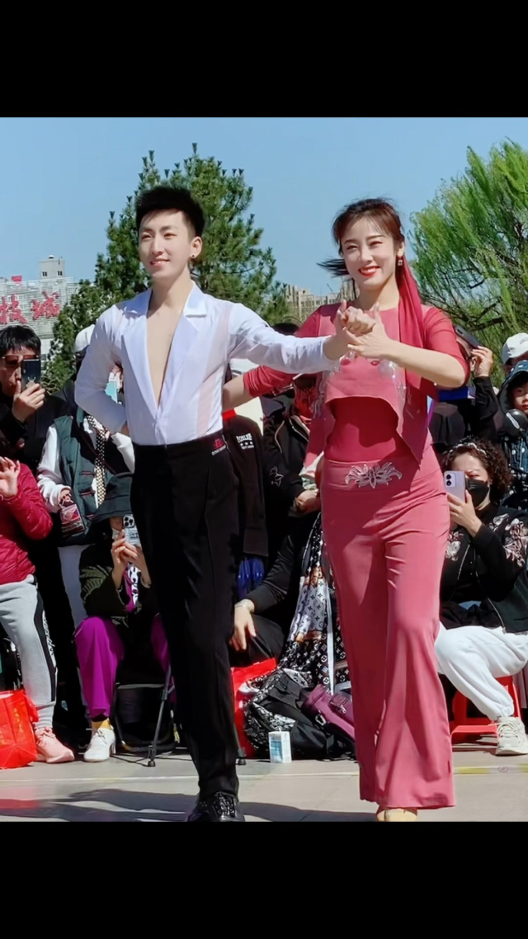 姐弟跳舞的表情太到位了