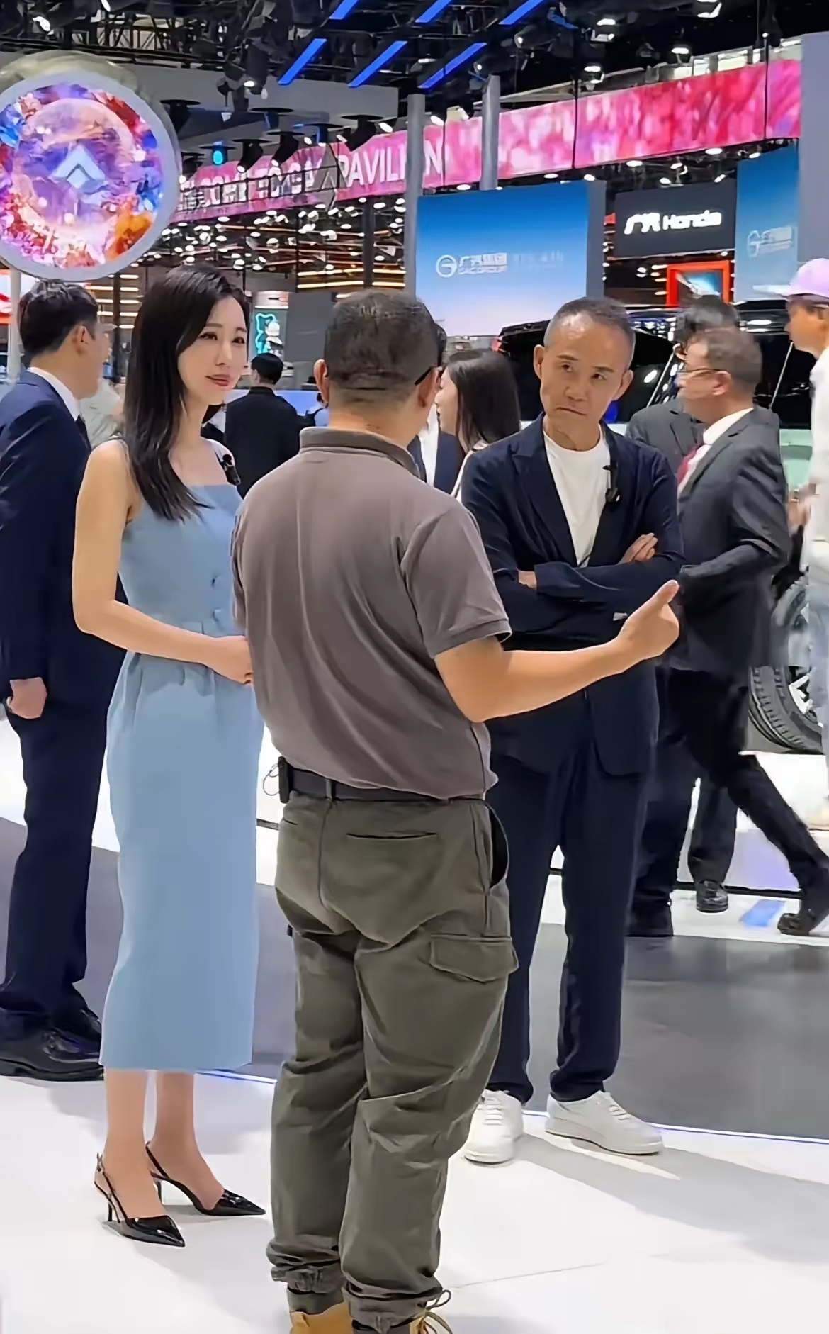 这大概就是成功人士的标配,王石的体态和气质弥补了和妻子30岁的年龄