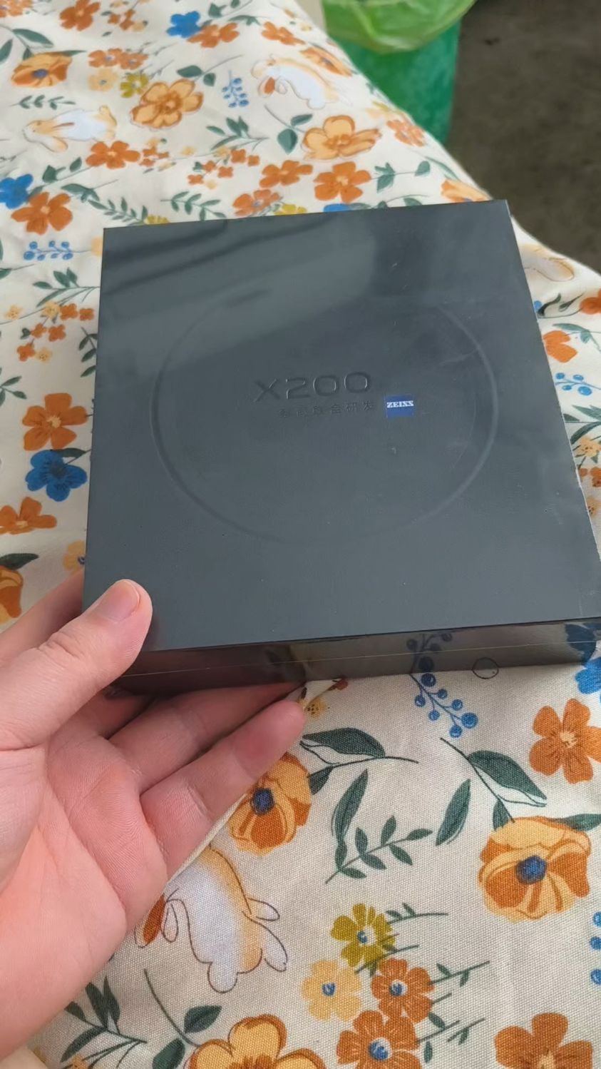 vivox200手机拿下,4699元买一个手机,送一个双肩背包,贵了吗?