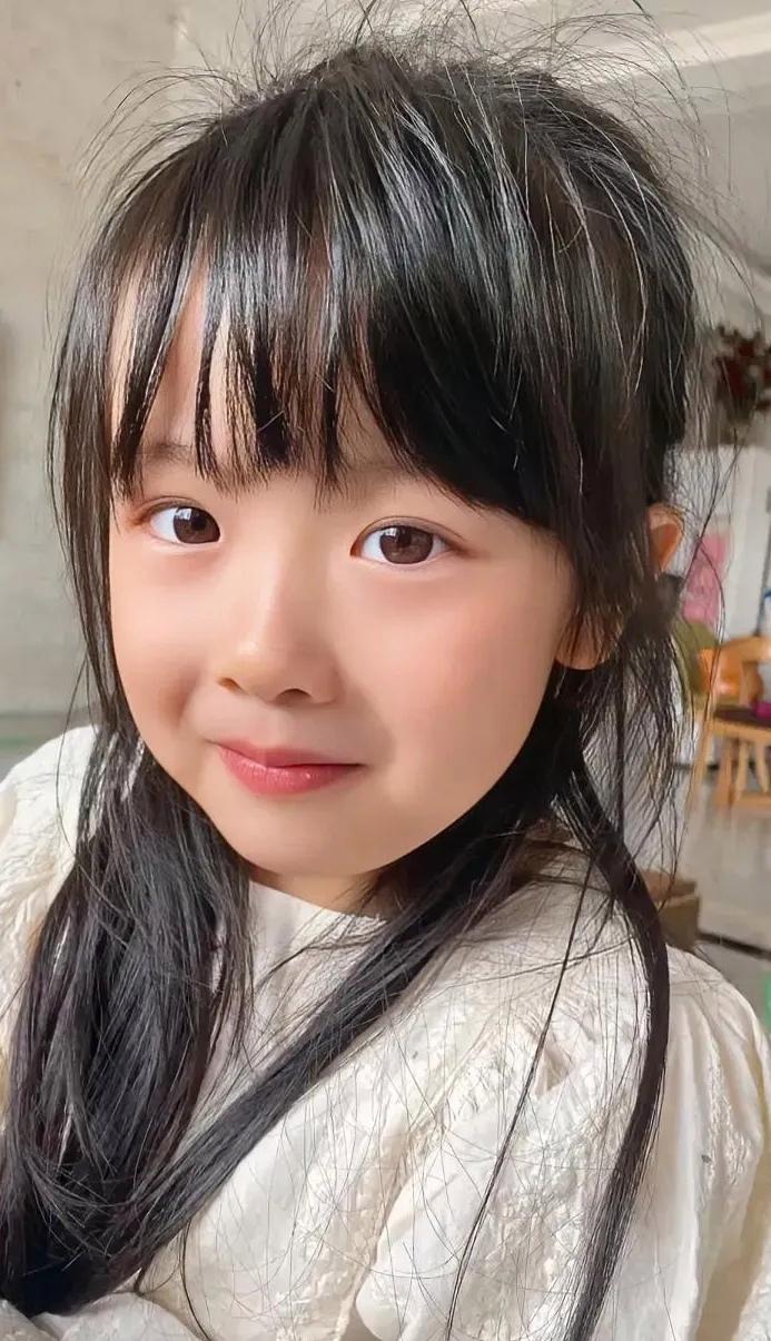 8 岁的女儿告诉妈妈:"晚上睡觉的时候老是感觉有什么东西往里面钻,也