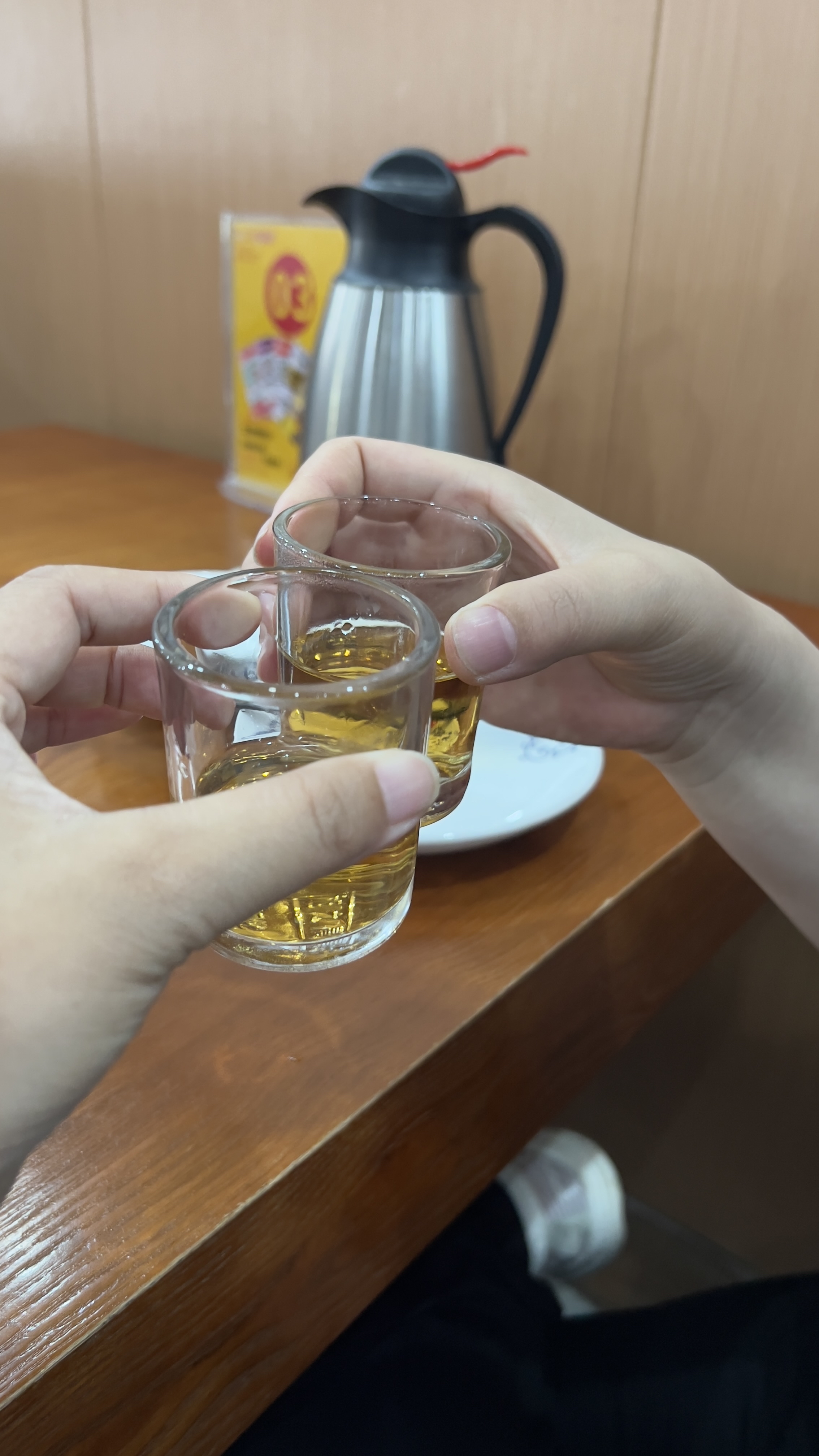 那挂桓鋈嗽诠 喝酒图片一个人举杯喝酒的图片