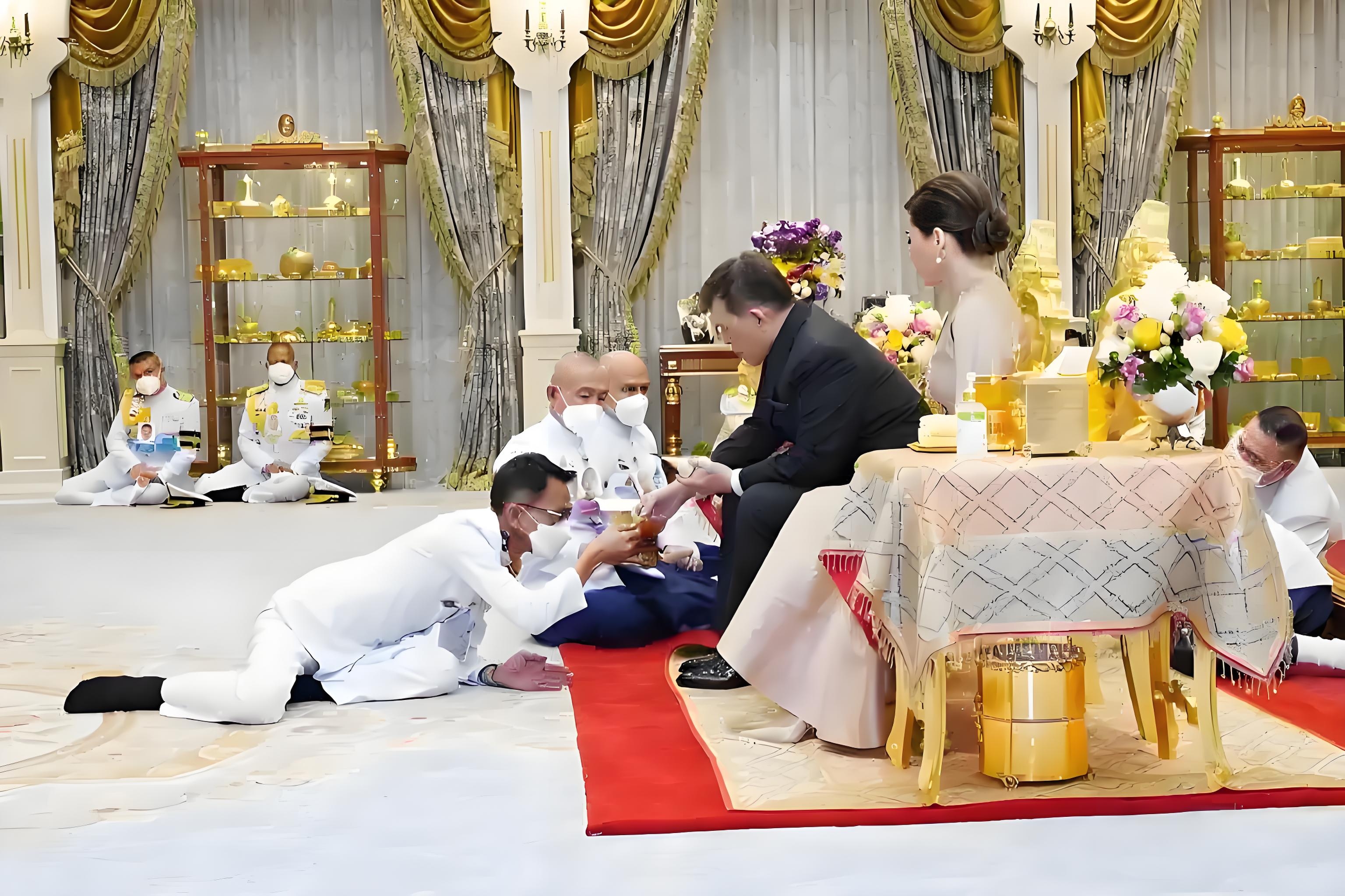 2024年,泰国一场名为"神奇泰国"的比赛中,官员们跪地给王后苏提达加油