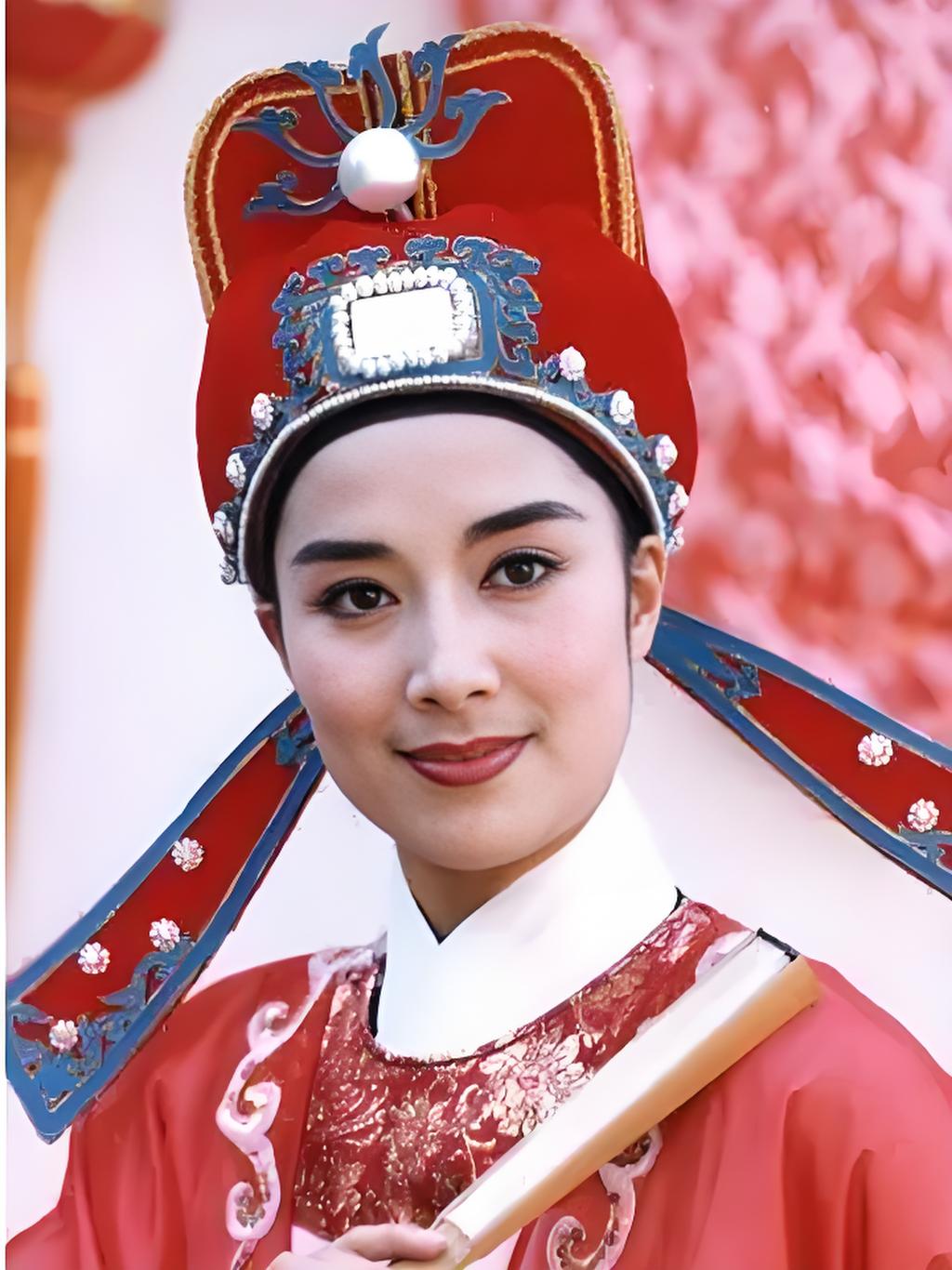茅威涛:她在越剧领域成绩斐然,多次获得大奖,如1985年,1994年,2007年