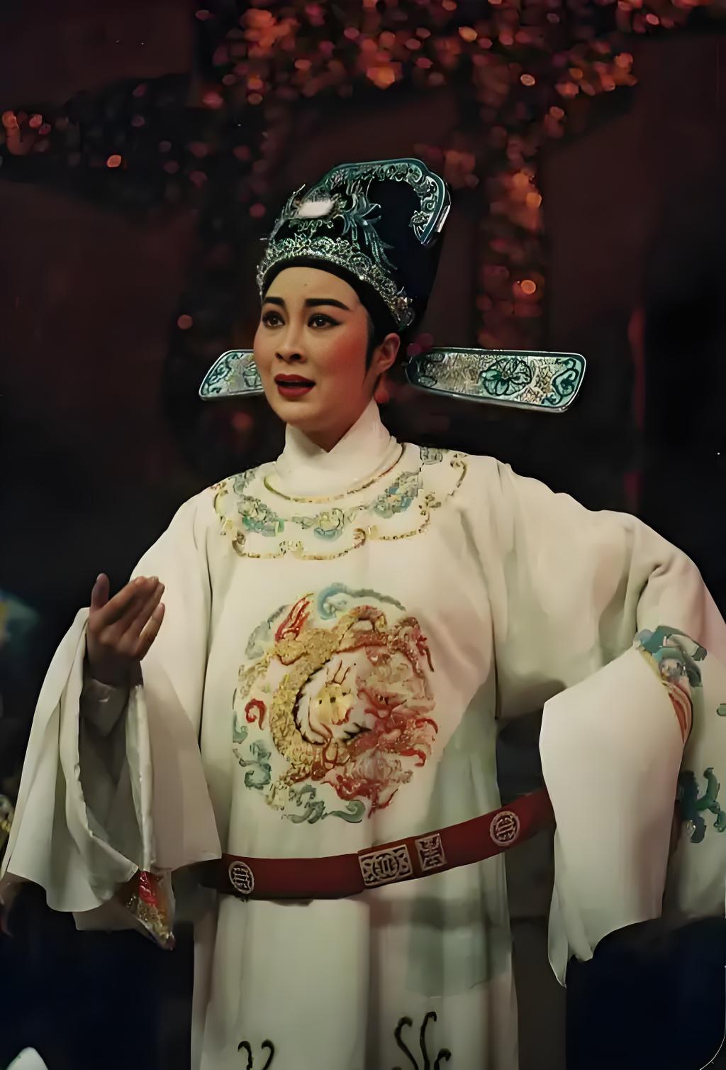 越剧"五朵金花"之~方雪雯:唱腔融合徐派特点,清亮细腻;表演风格细腻