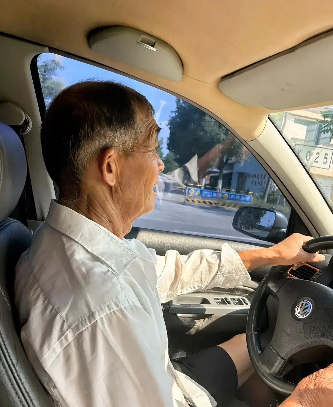 叔叔开车我和姨妈在车后面c
