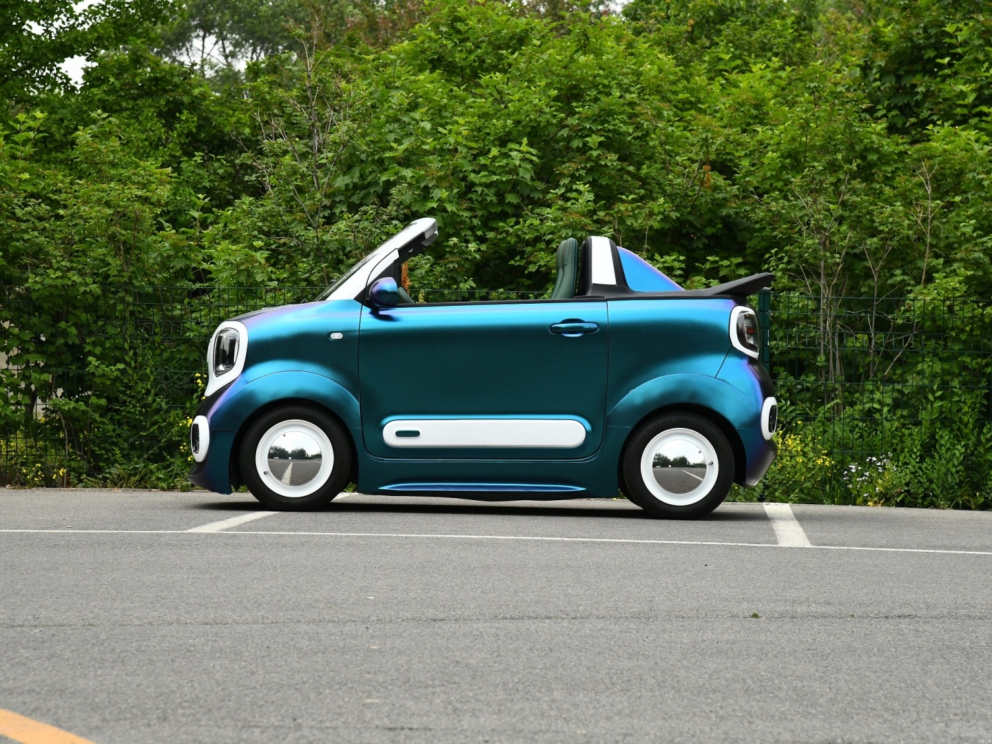 在微型电动车市场,一场关于续航和性能的较量正在悄然展开