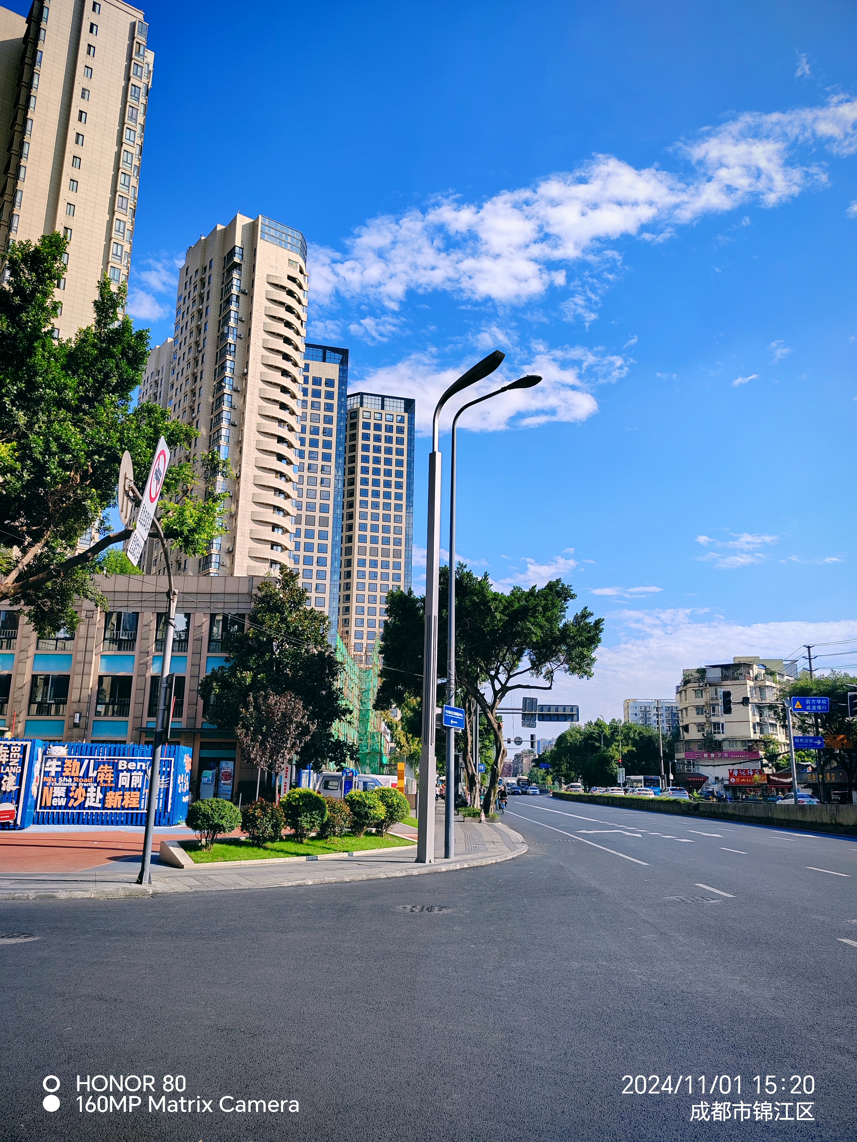 成都锦江牛沙路口,今天阳光明媚是成都人出来休闲喝茶打牌的好天气