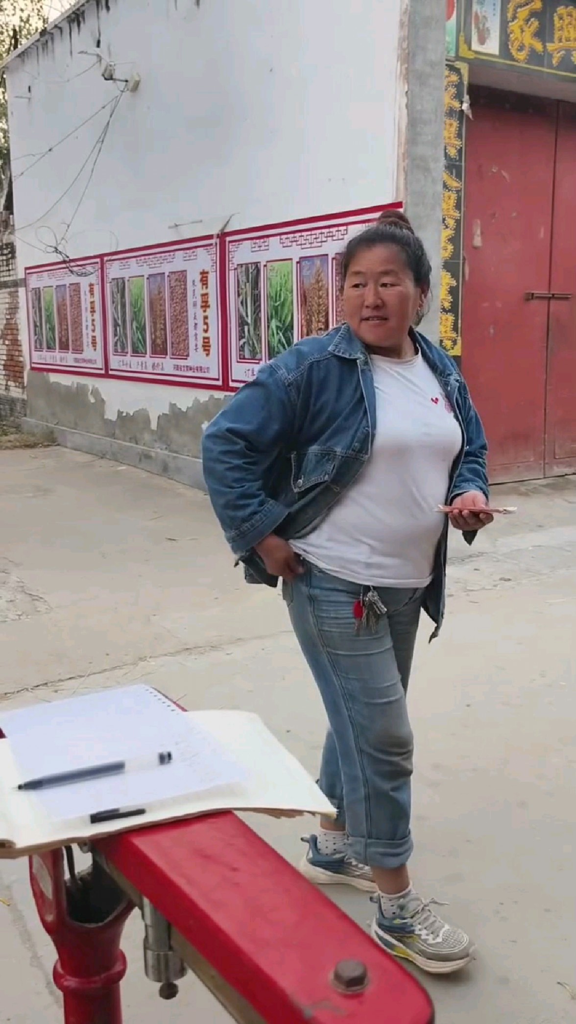 大衣嫂今天把家里吃不完的小麦卖了