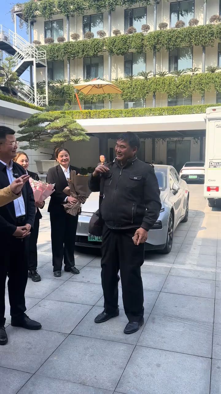 热烈欢迎大衣哥朱之文老师下榻盘古宾馆