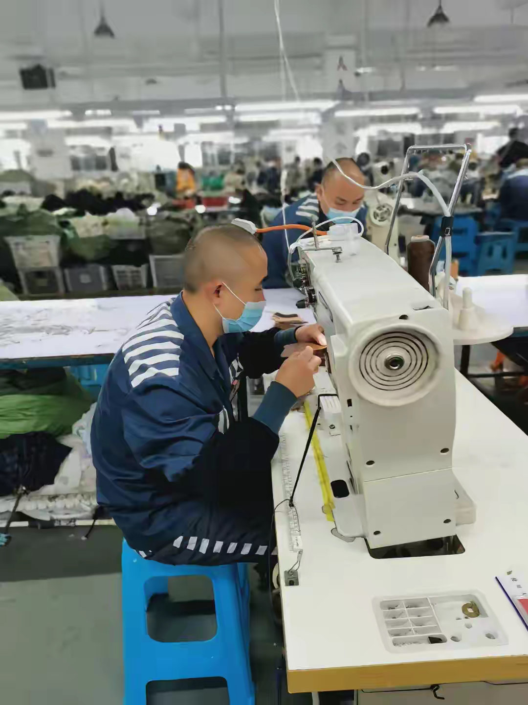 监狱里服刑,有一个诀窍,就是玩命踩缝纫机