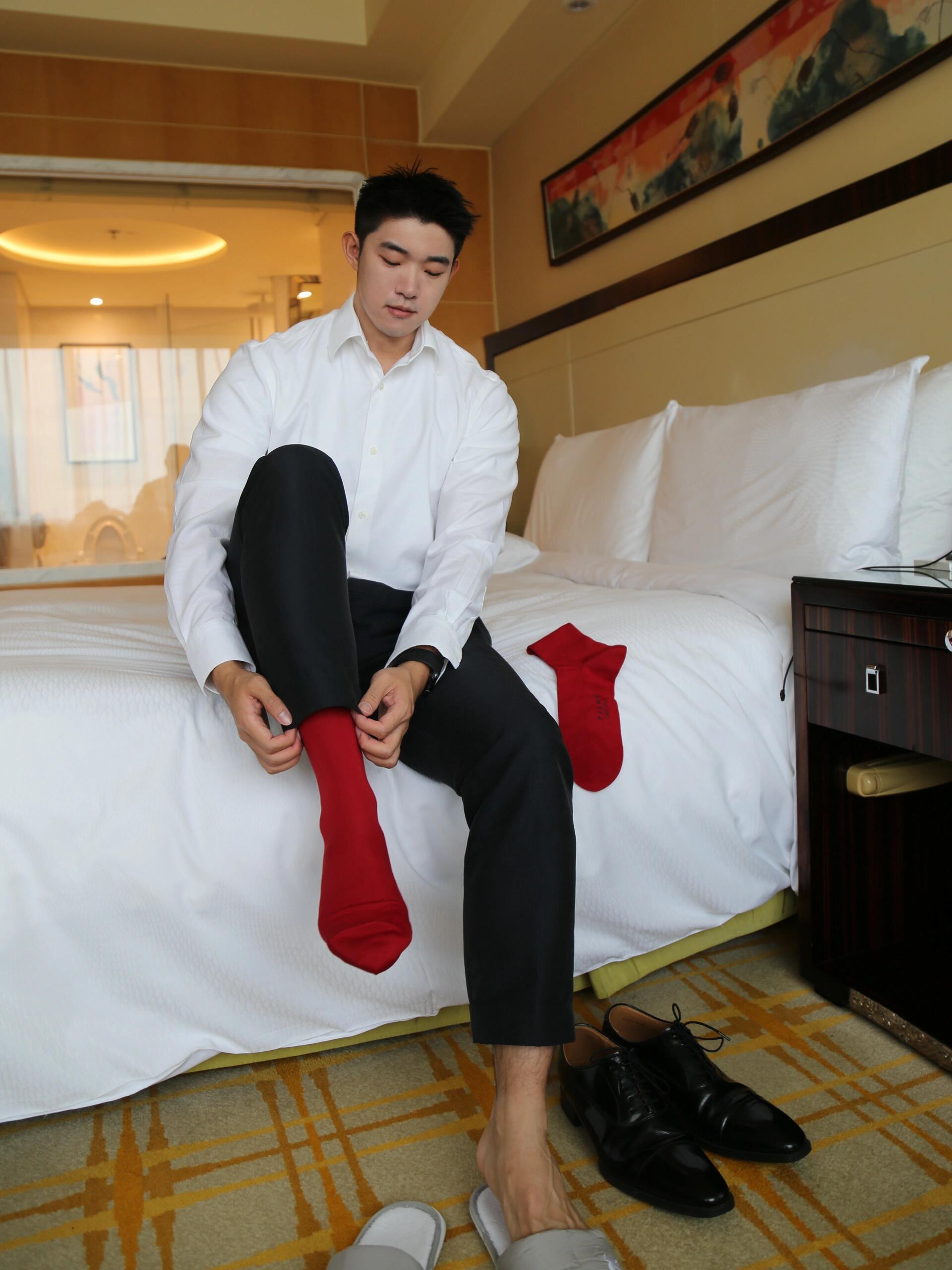 帅哥一身西装配红袜,这样的搭配,在正式场合中无疑