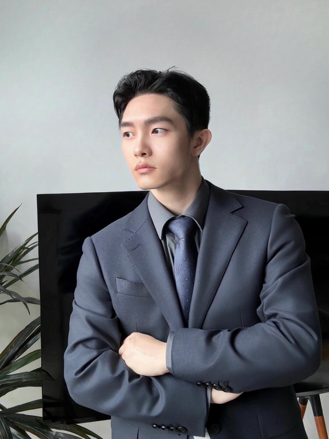 00后正装颜控帅哥,成熟稳重有个性,你有没有被他吸引?