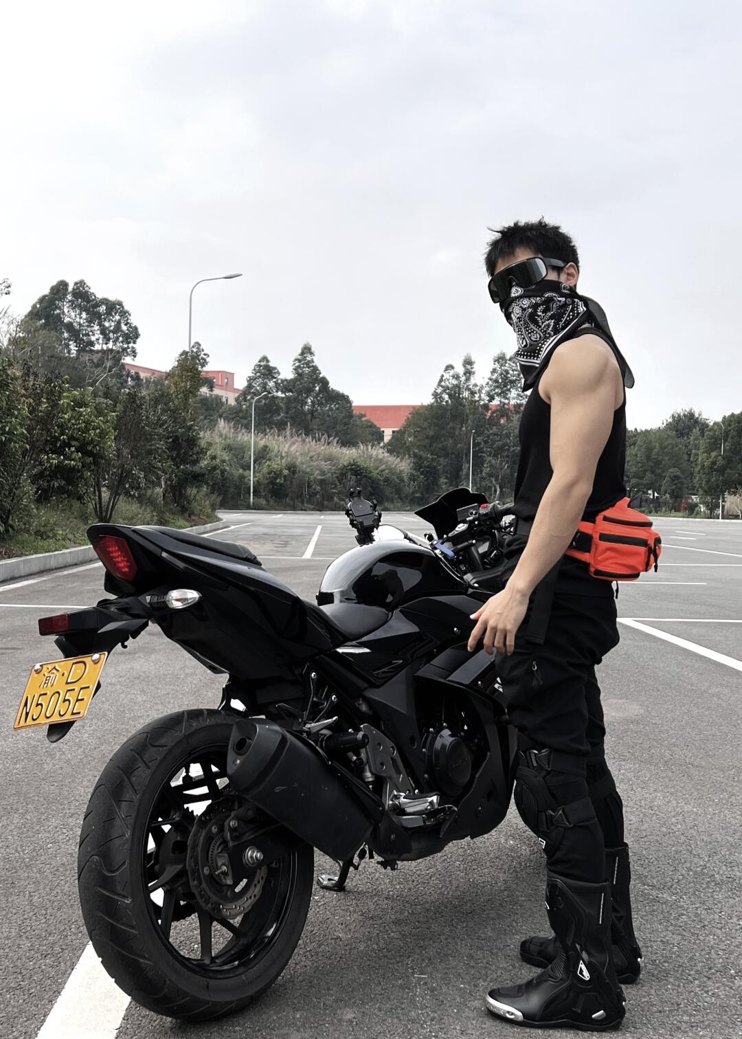 宽肩窄腰的肌肉机车帅哥,健硕的身材太迷人了