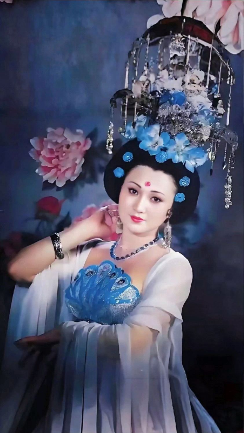 林芳兵的杨玉环绝对是无人能及,真的很像教科书上画的杨玉环