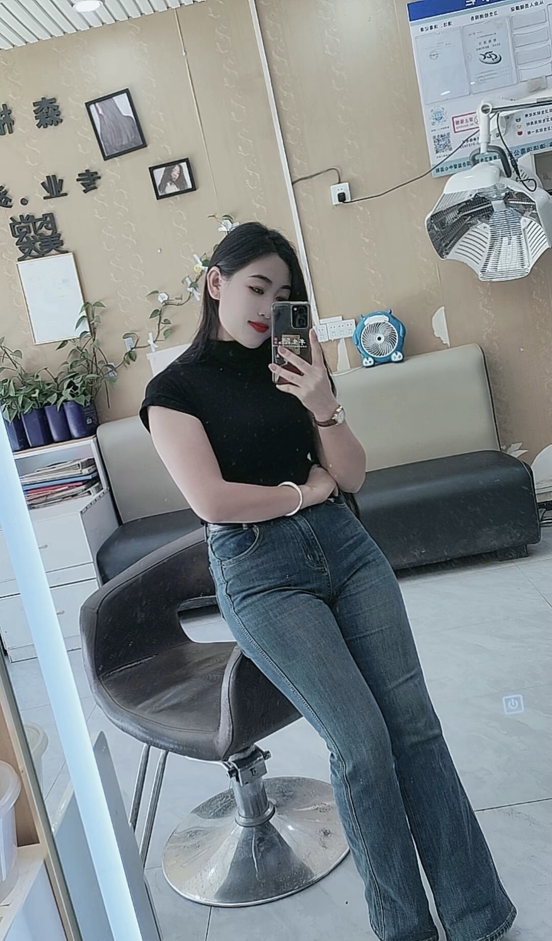 人人都说微胖才是极品,你们赞成吗?#心情分亨# #紧身牛仔裤美女