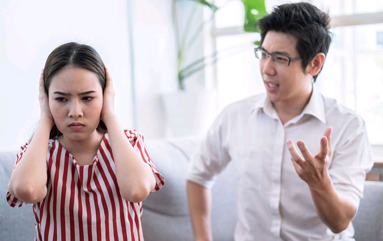很多夫妻吵架,其实不是为了当下,而是过去的委屈和不满