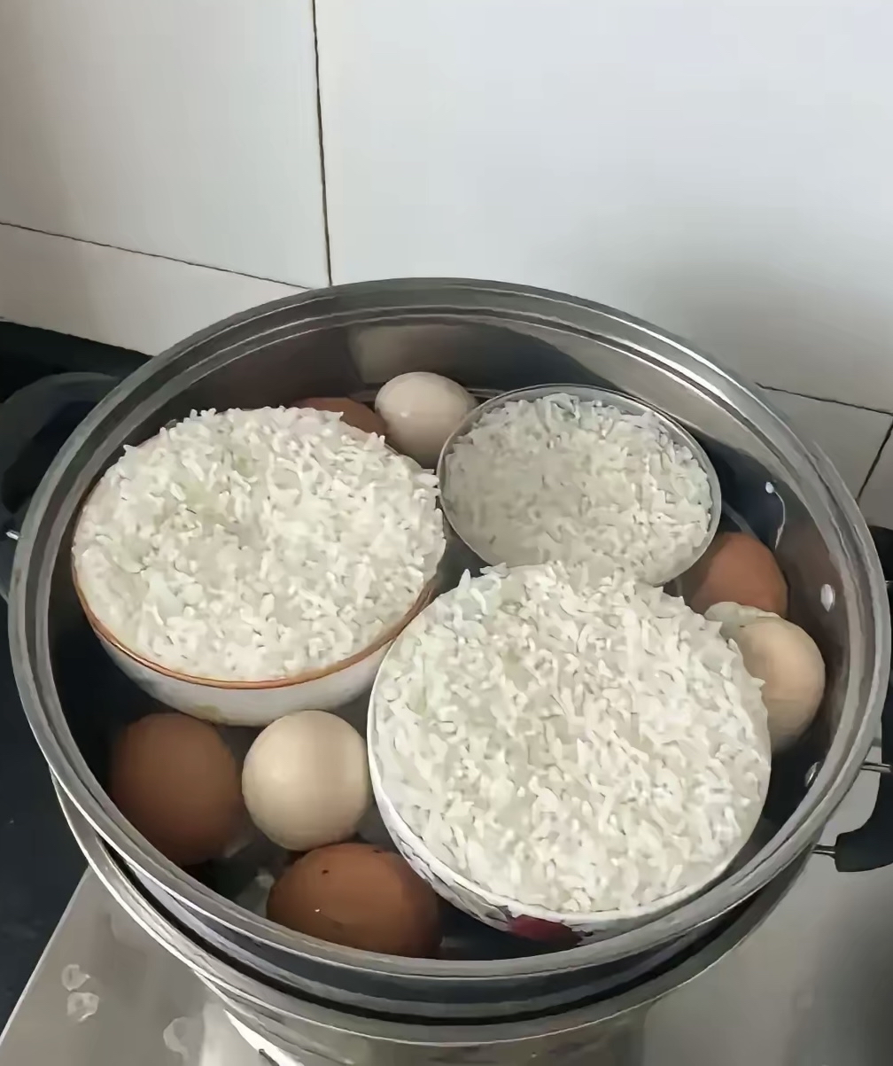 今早去邻居家借东西,看到她用锅隔水蒸米饭,我有点好奇,问她为什么不