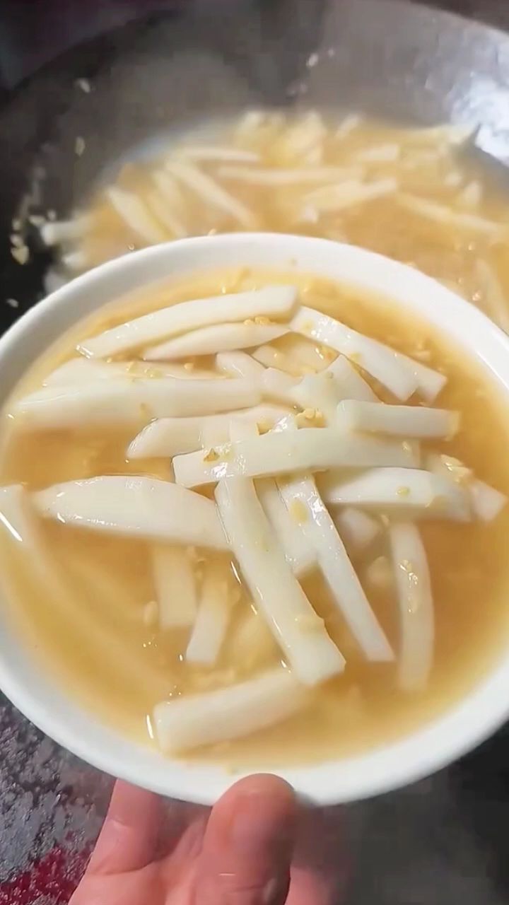 饵块粑也叫年糕,拿来炒吃,烤吃,炸吃,煮红糖甜酒粑都好吃#年糕