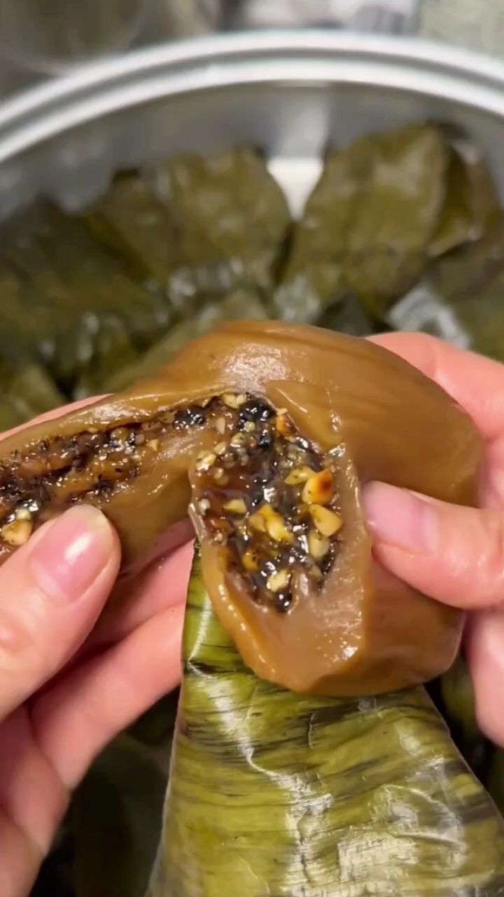 广西特产蕉叶糍粑新鲜出炉啦,软糯香甜,还能拉丝#芭蕉叶糍粑