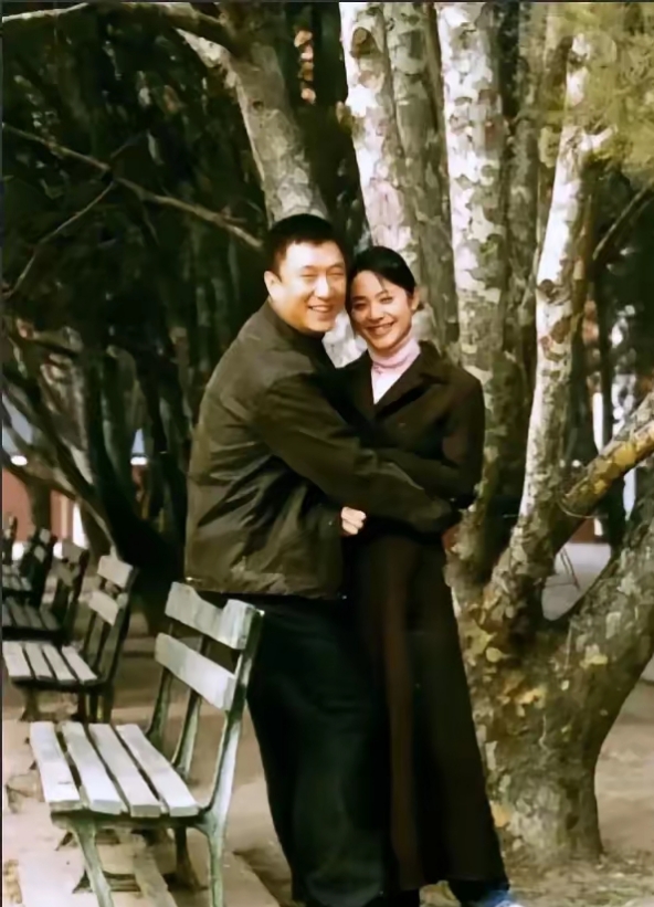 那时候的孙红雷年轻,还不怎么出名,后来拍摄了《潜伏》一炮而红