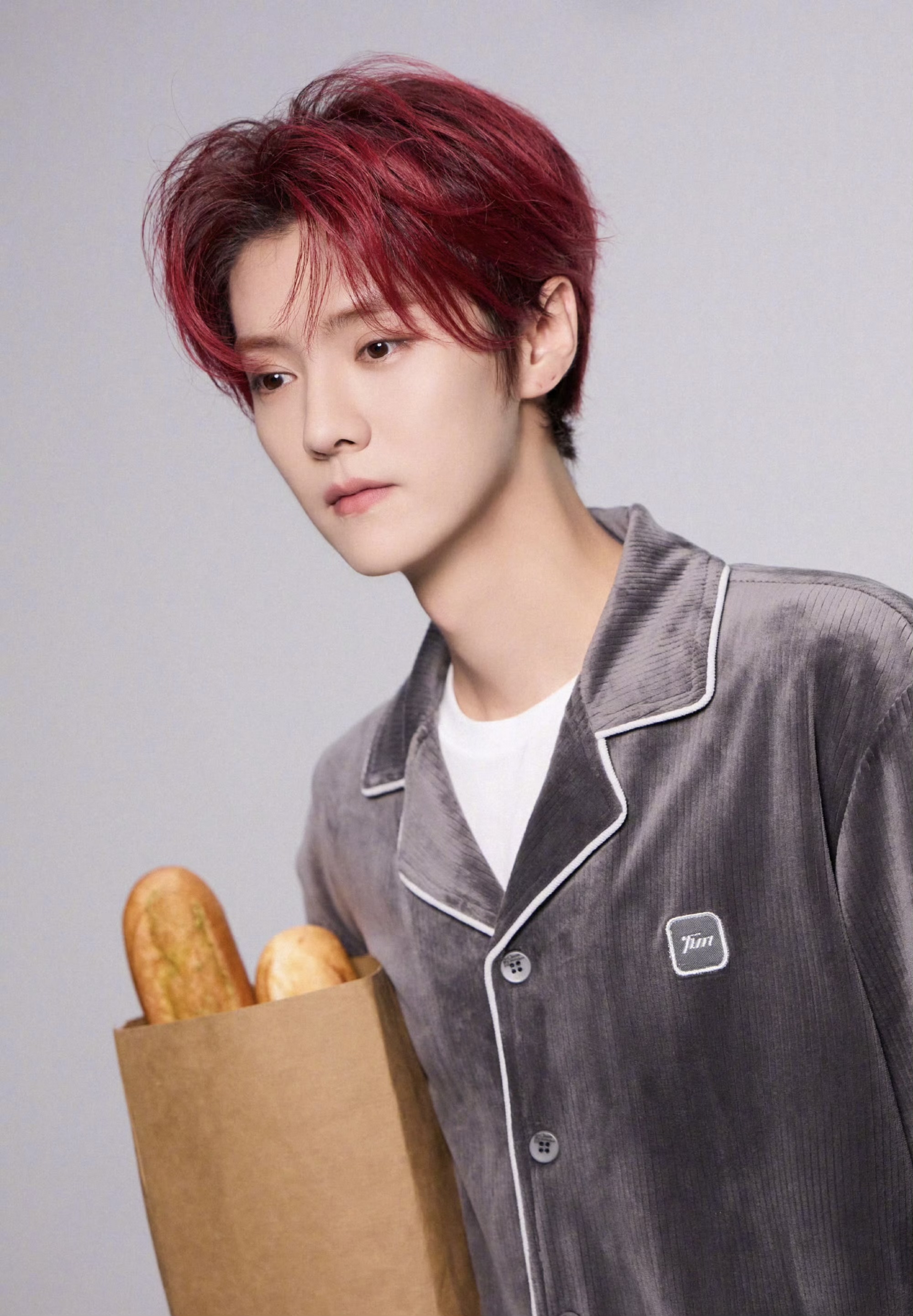 红头发的鹿晗怎么穿个睡衣都这么帅,不愧是初代顶流