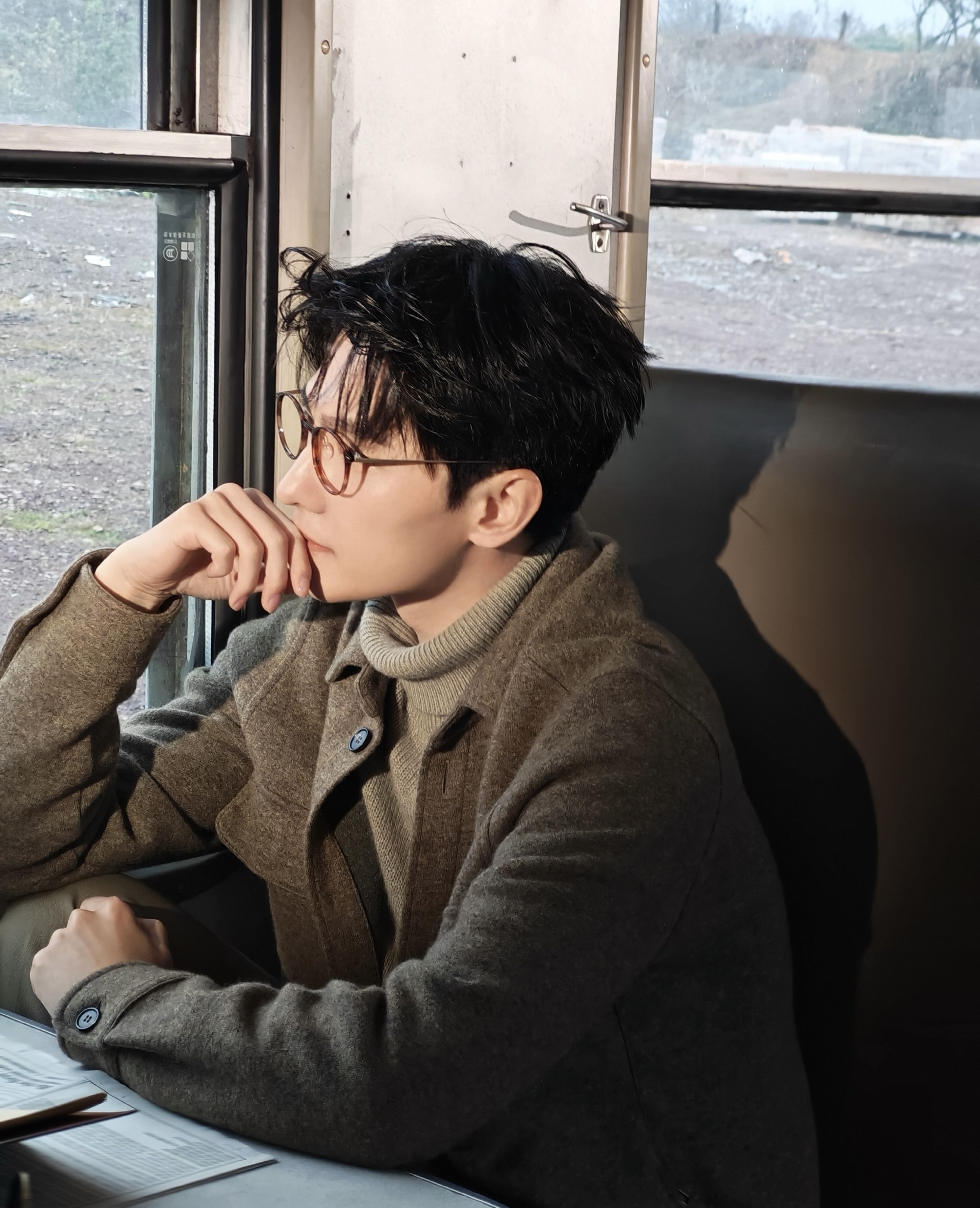 杨洋戴眼镜好斯文的样子